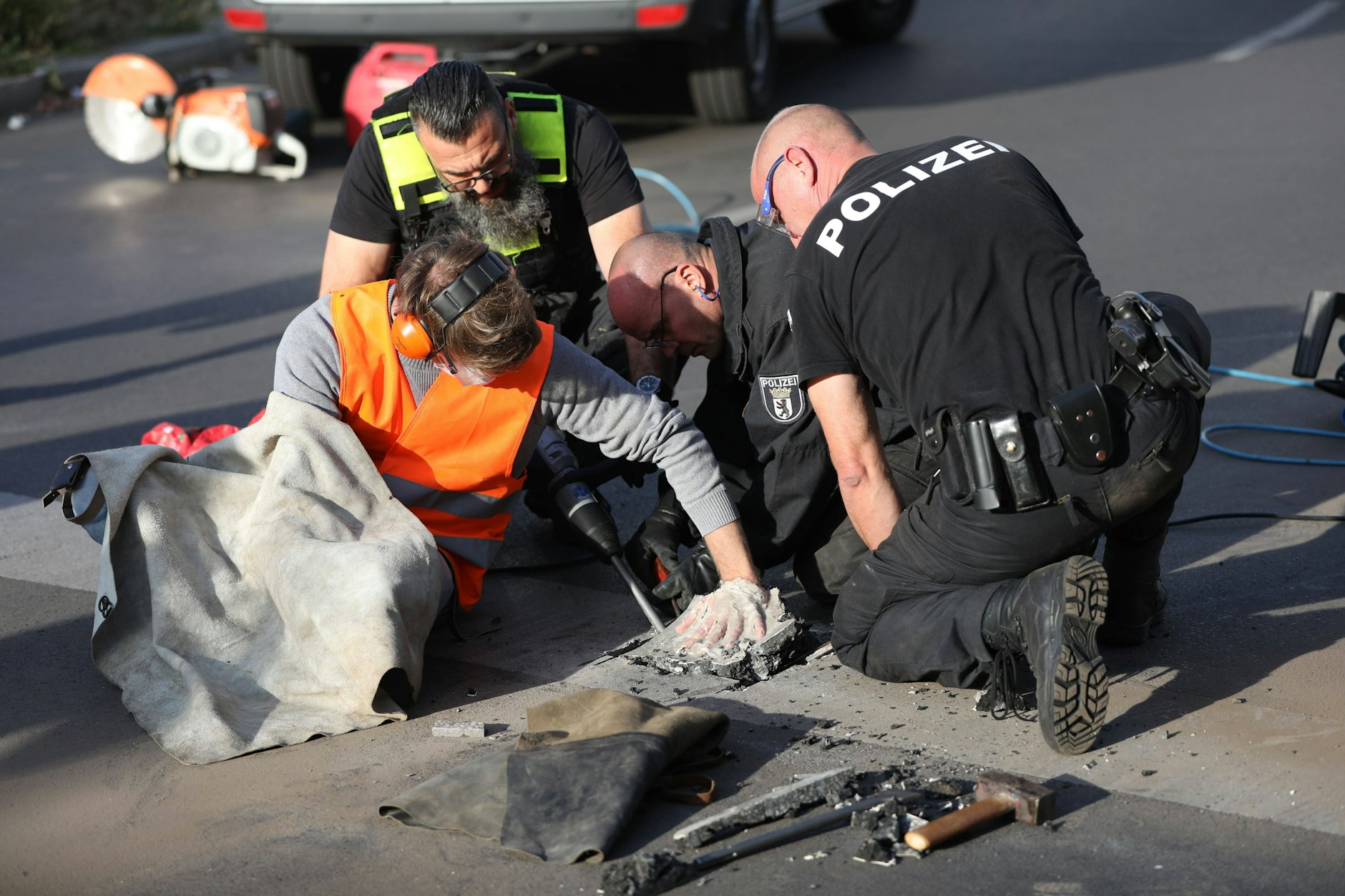 Hier wird ein Klima-Kleber aufwendig von einer Straße entfernt.