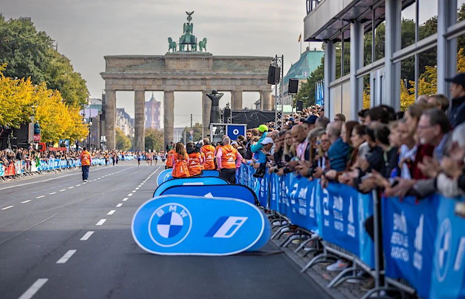 ARCHIV - Zuschauer stehen beim letztjährigen Berlin-Marathon am Zieleinlauf vor dem Brandenburger Tor.  