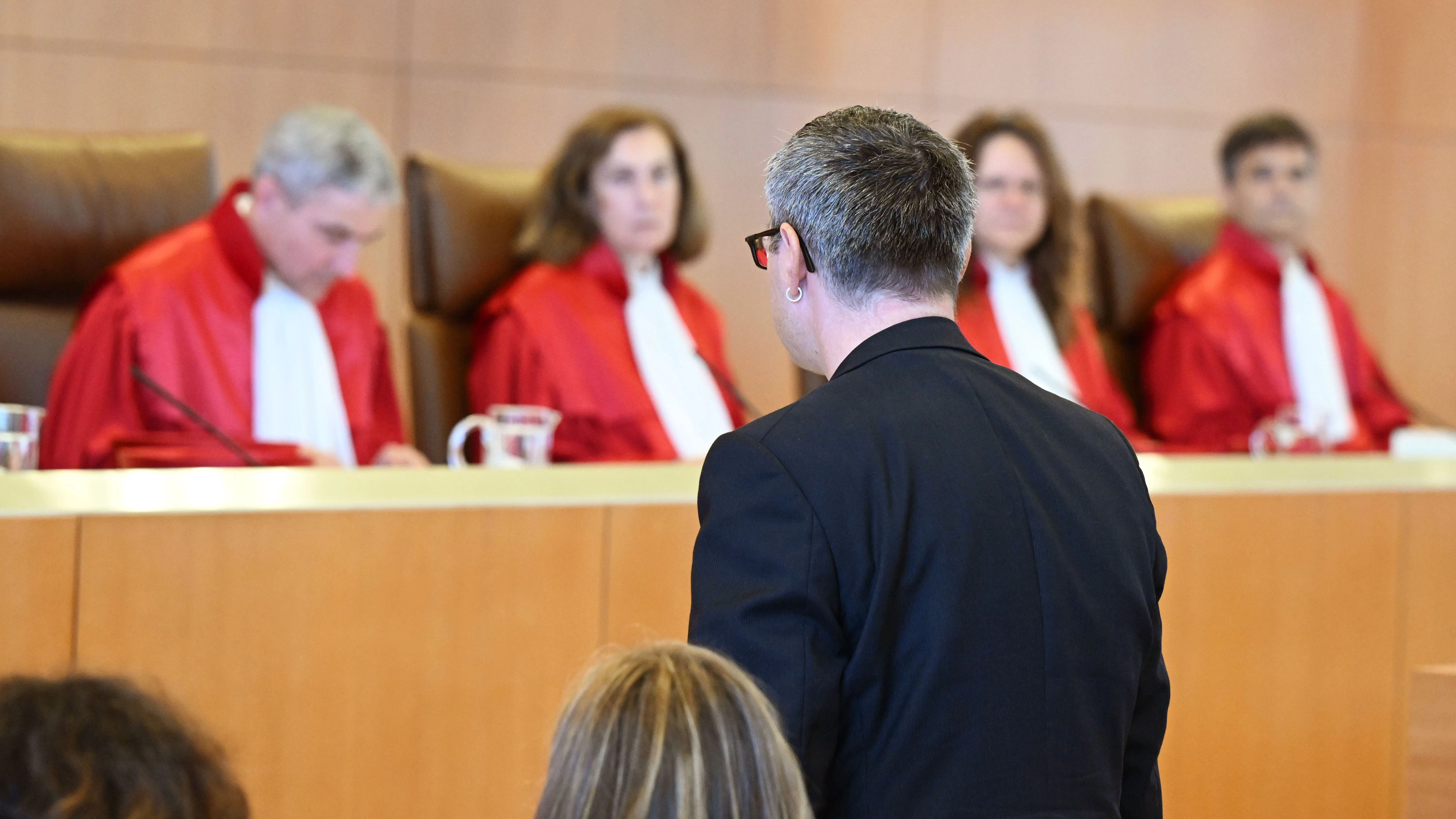 Vater Tobias klagt vor dem Bundesverfassungsgericht in Karlsruhe