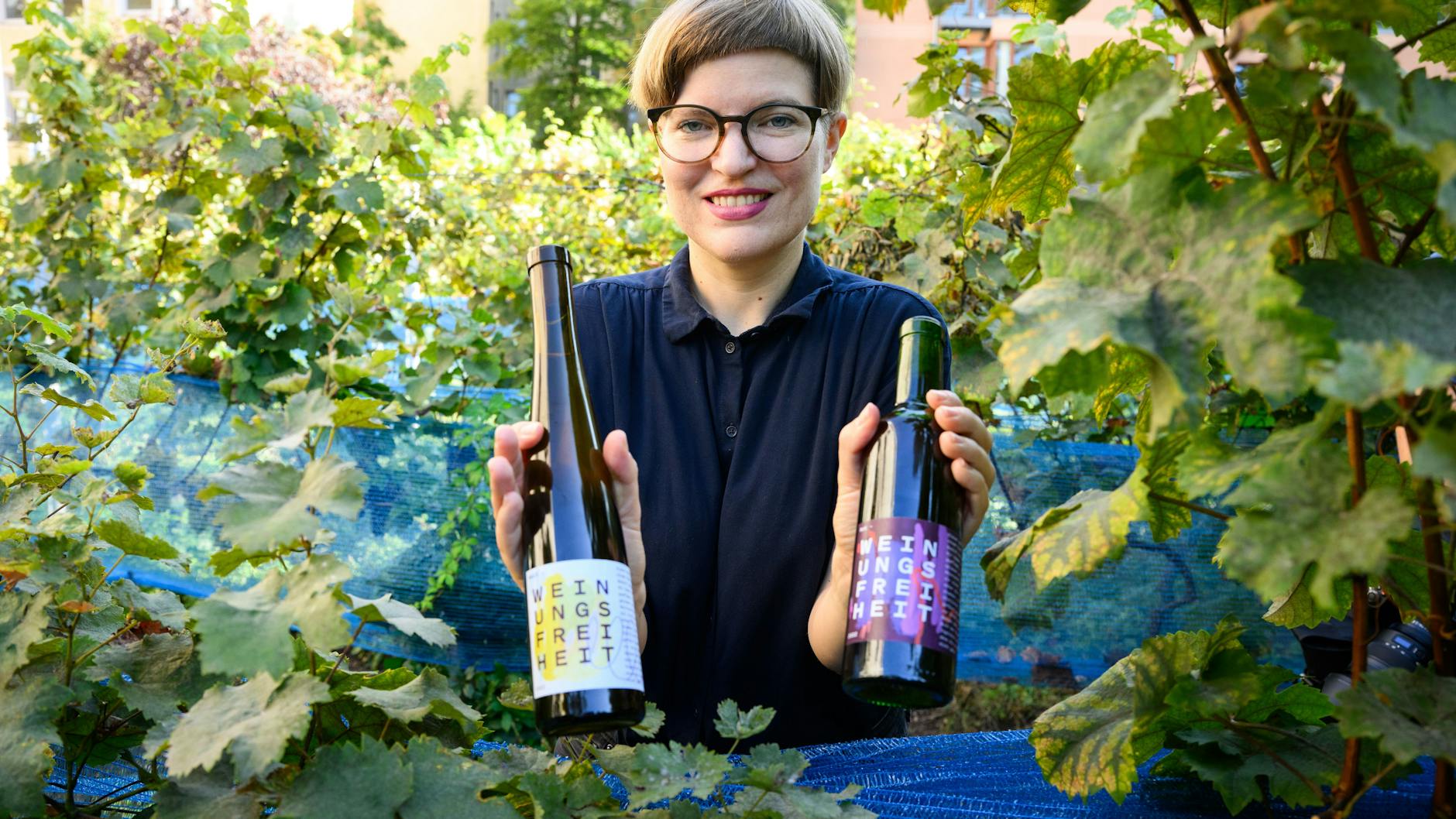 Annika Gerold (Bündnis 90/Die Grünen), Bezirksstadträtin für Verkehr, Grünflächen, Ordnung und Umwelt zeigt die „Weinungsfreiheit“.