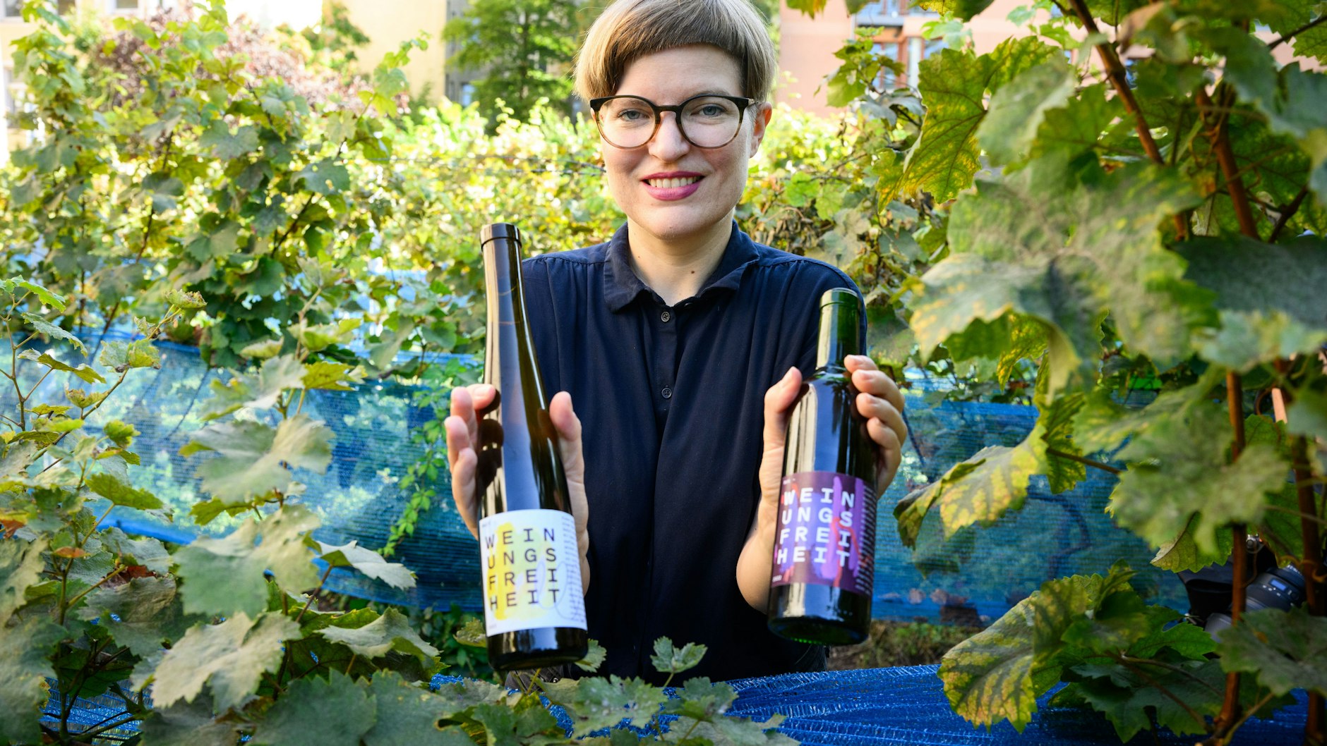 Annika Gerold (Bündnis 90/Die Grünen), Bezirksstadträtin für Verkehr, Grünflächen, Ordnung und Umwelt zeigt die „Weinungsfreiheit“.