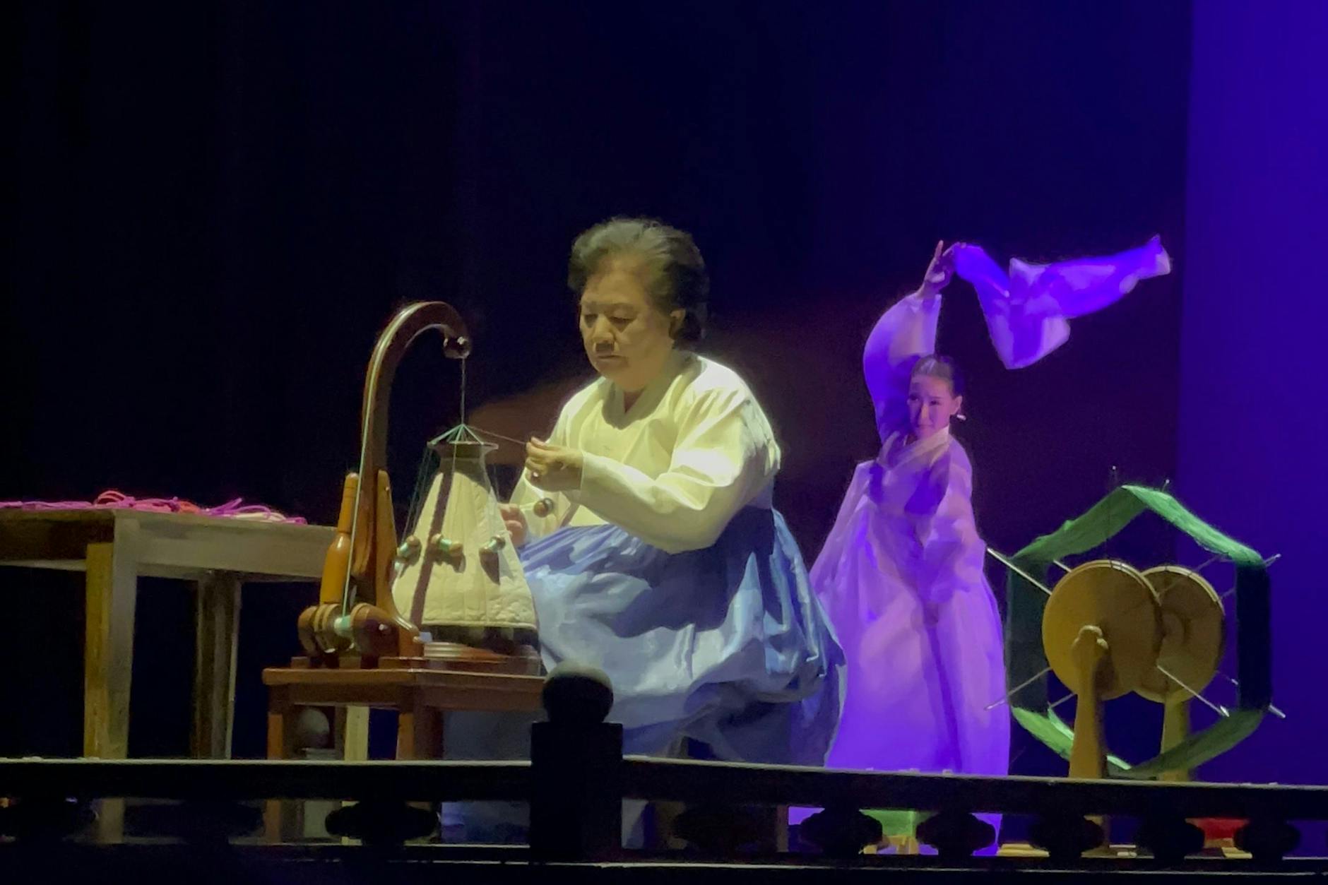 Hyesoon Kim knüpft seit 50 Jahren ihre berühmten Seidenknoten. Jetzt auch im Admiralspalast. 