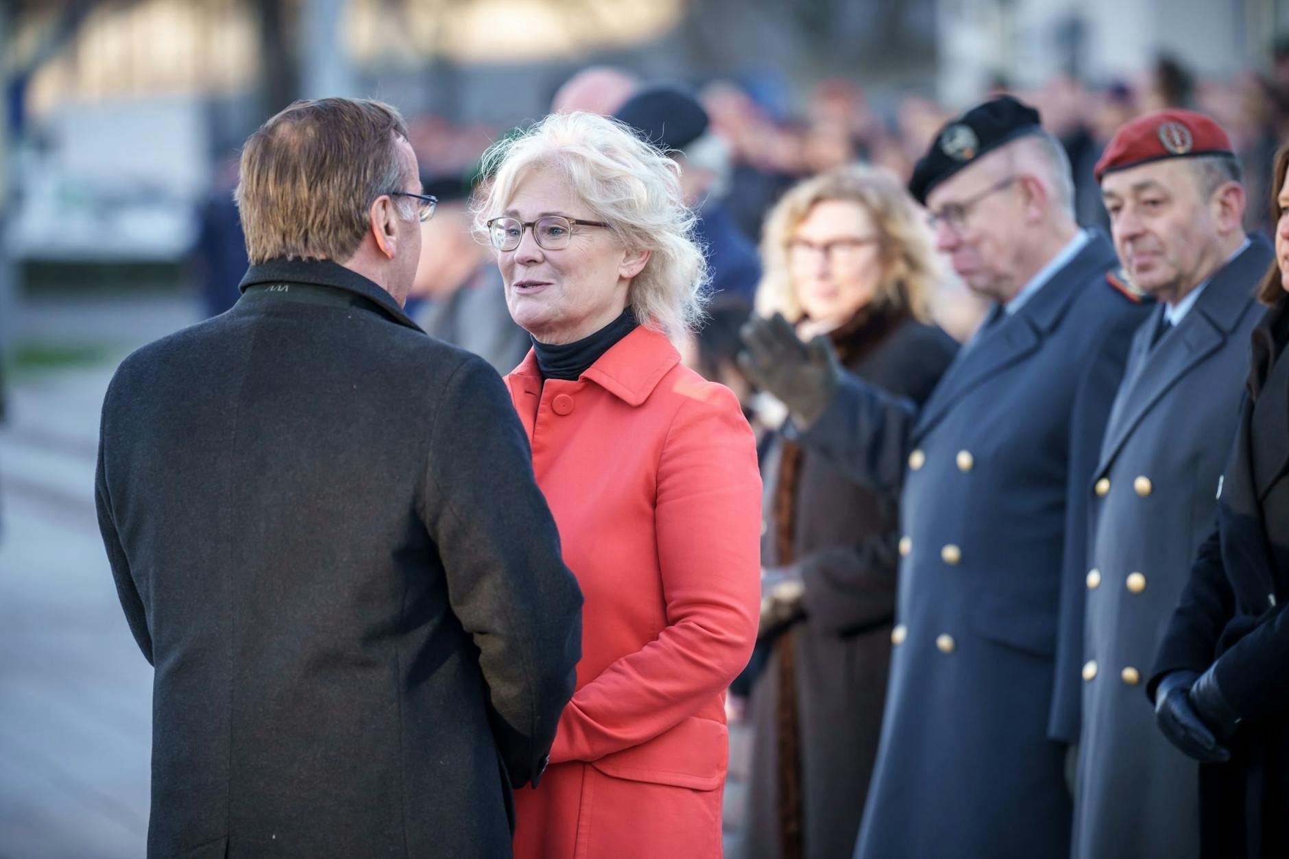 Amtsübergabe im Januar dieses Jahres: Bundesverteidigungsminister Boris Pistorius im Gespräch mit seiner Vorgängerin Christine Lambrecht. 