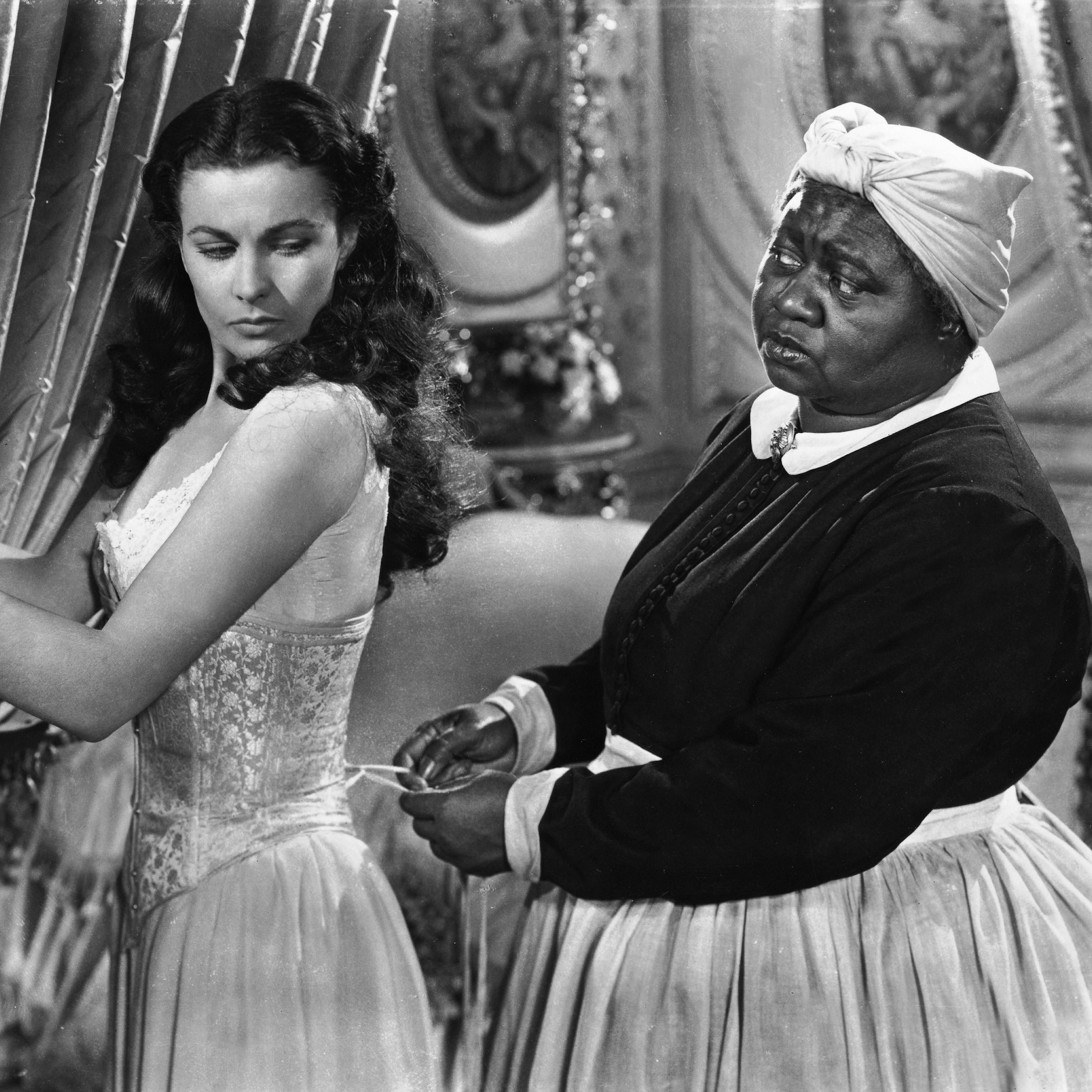 Hattie McDaniel als Sklavin Mammy und Vivien Leigh als Grundbesitzer-Tochter im Film „Vom Winde verweht“ aus dem Jahr 1939