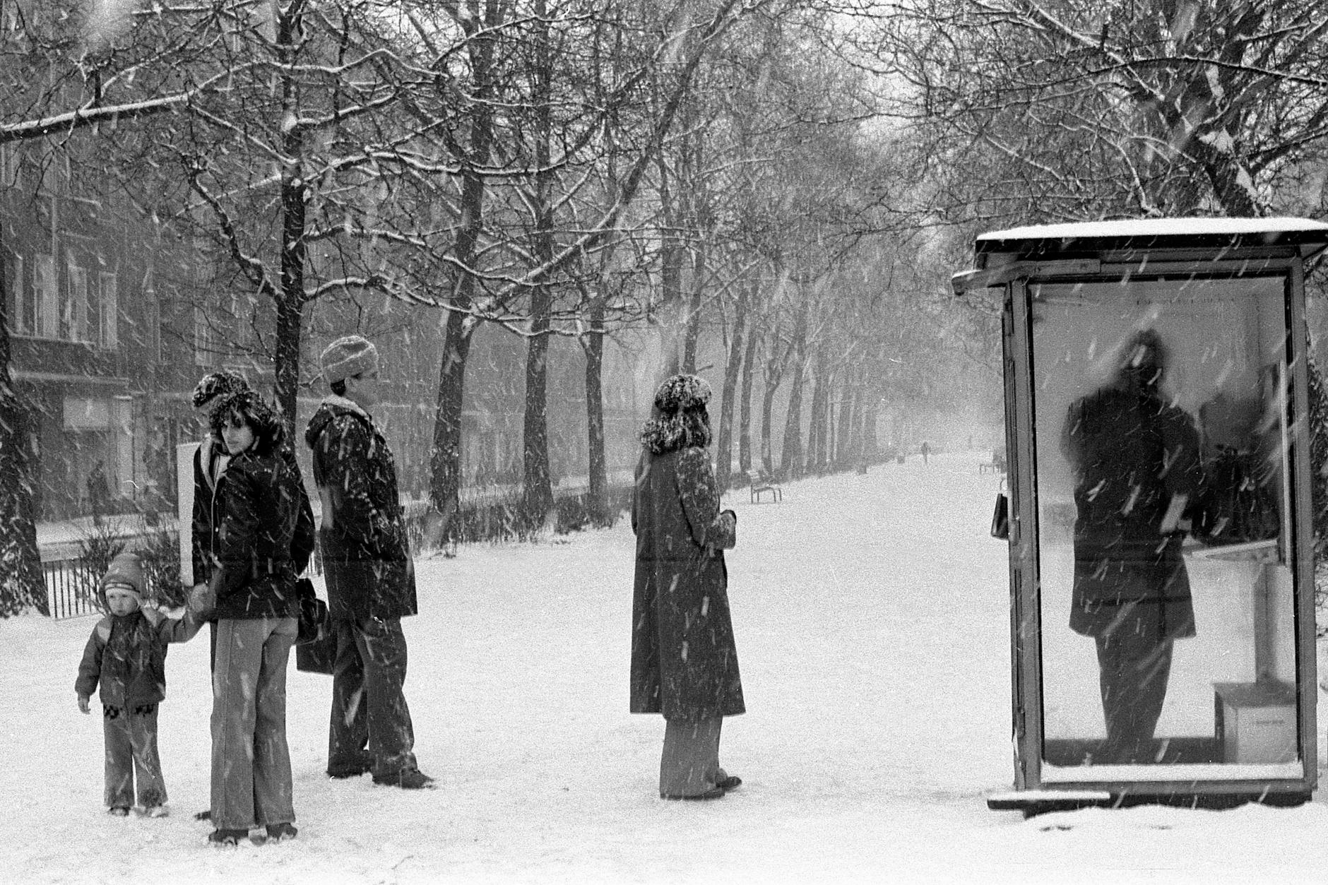 Anstehen an der Telefonzelle auf der Warchauer Straße. Auch wir hatten zu Hause lange kein eigenes Telefon. Man ging zum Nachbarn, um jemanden anzurufen oder schrieb Briefe. 