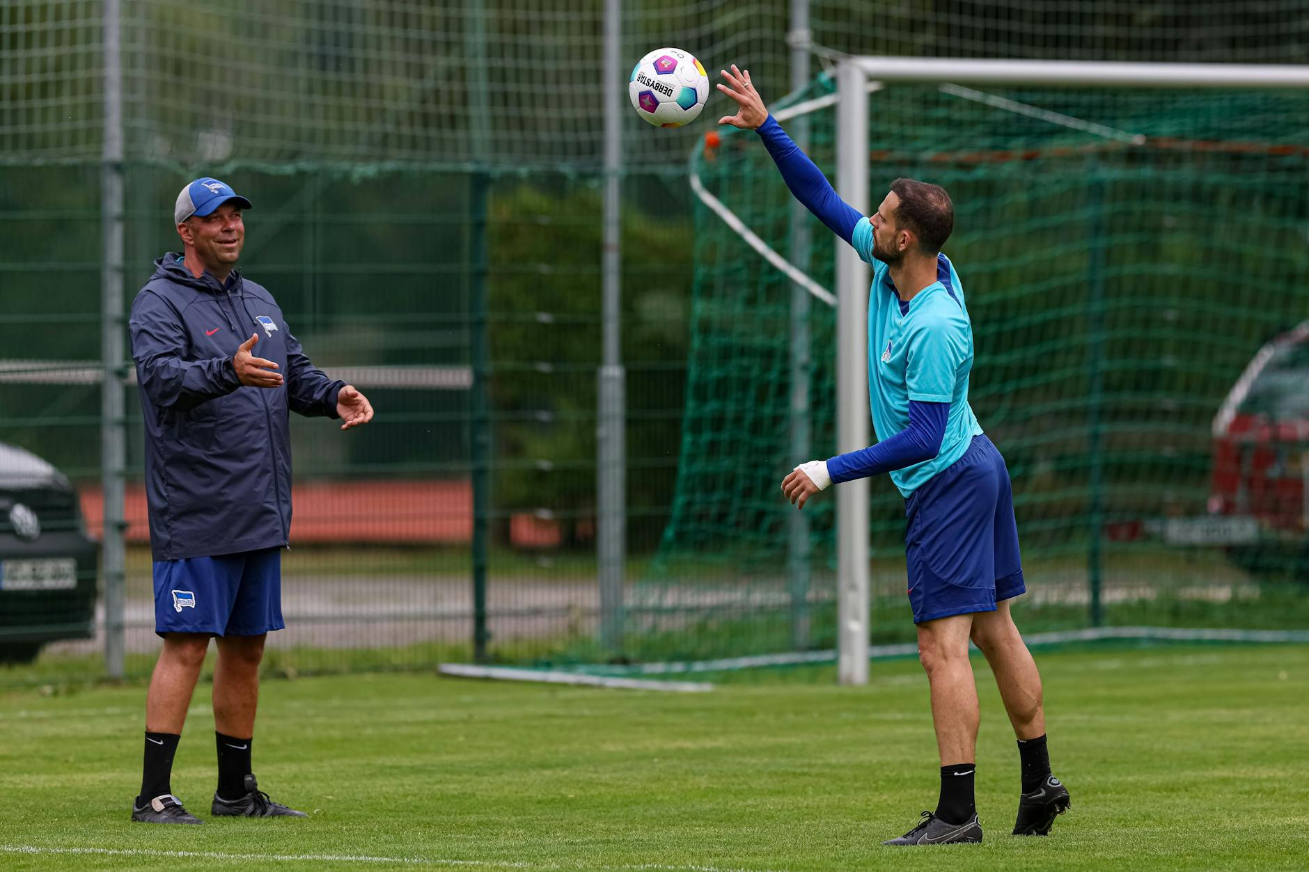 Mit Torwart-Trainer Andreas Menger (l.) trainierte Marius Gersbeck noch am Tag der Tat. Seitdem ist er bei Hertha BSC vom Teamtraining ausgeschlossen.