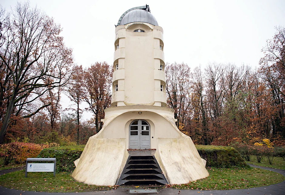 ARCHIV - Der Einsteinturm steht zwischen herbstlich belaubten Bäumen im Wissenschaftspark Albert Einstein.  a