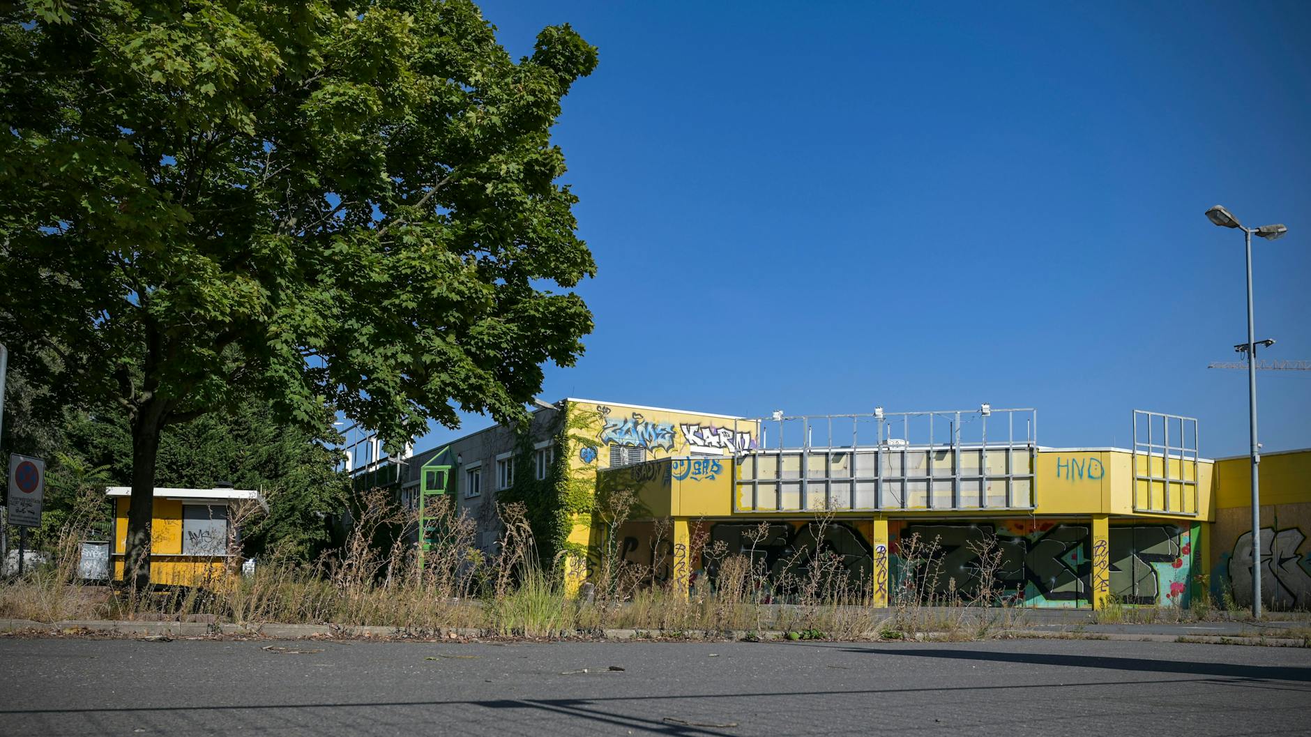 Ein ehemaliger Baumarkt ist vom Ideal, wohnungsähnliche Unterkünfte für geflüchtete Menschen zu schaffen, weit entfernt. 