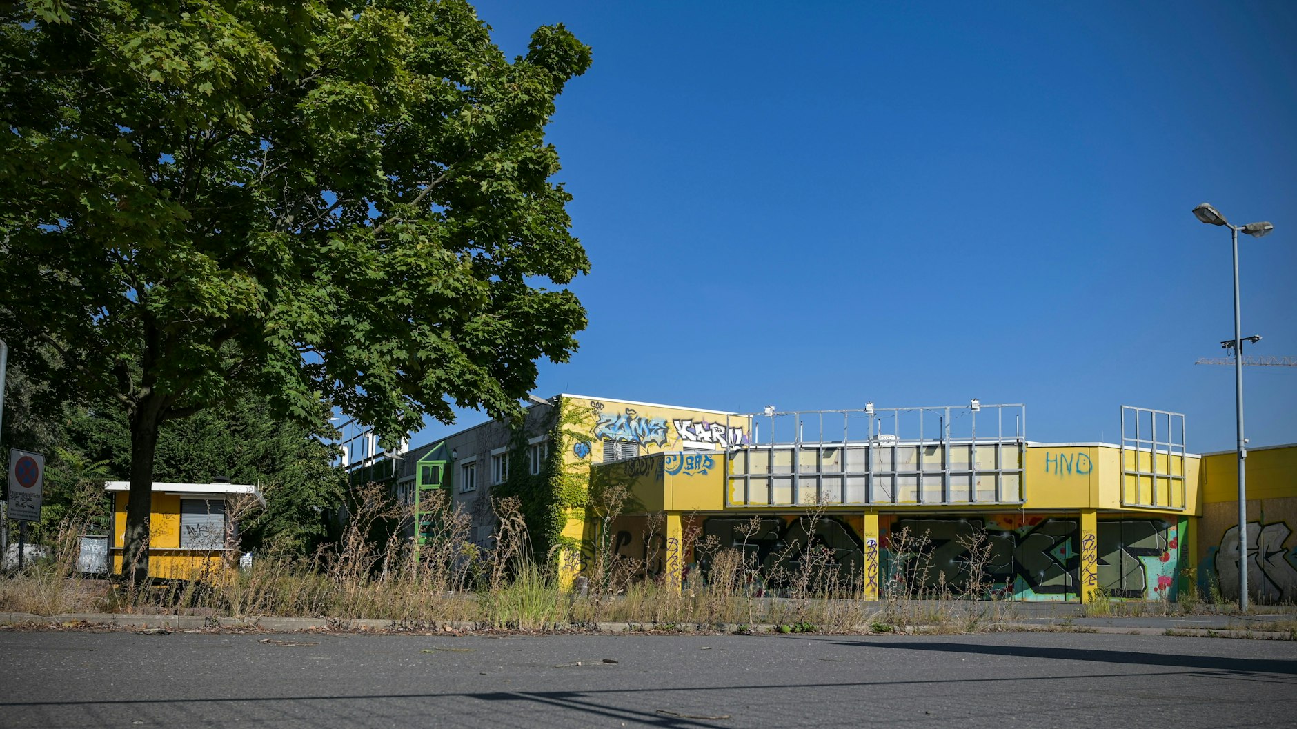 Ein ehemaliger Baumarkt ist vom Ideal, wohnungsähnliche Unterkünfte für geflüchtete Menschen zu schaffen, weit entfernt.&nbsp;