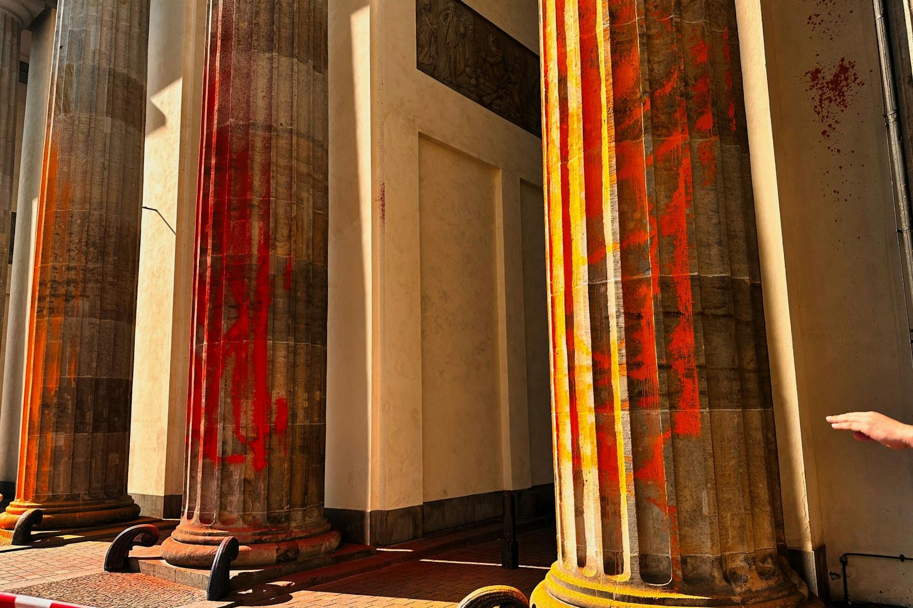 Orange gefärbt sind die Säulen des Brandenburger Tores.