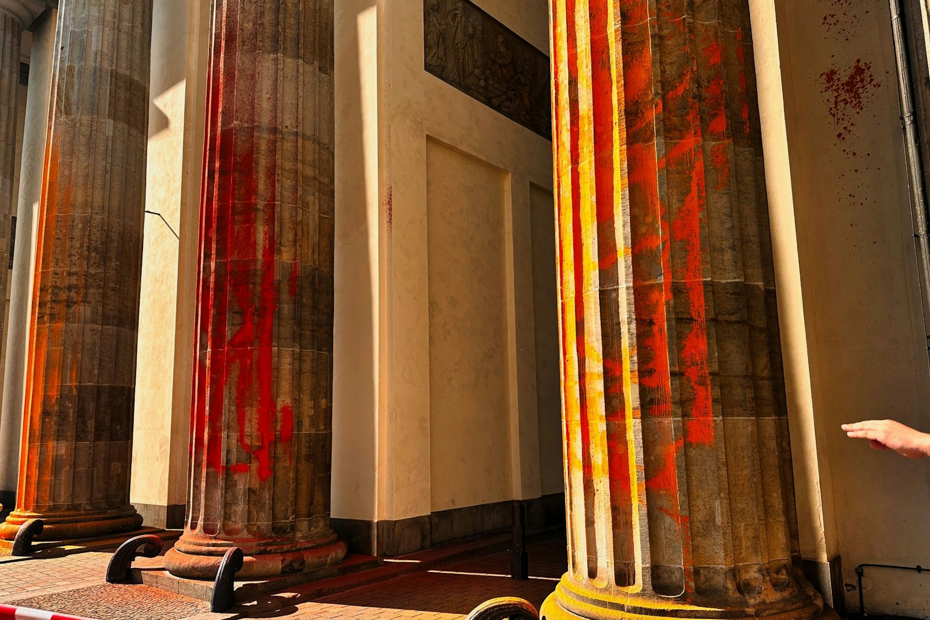 Orange gefärbt sind die Säulen des Brandenburger Tores. 