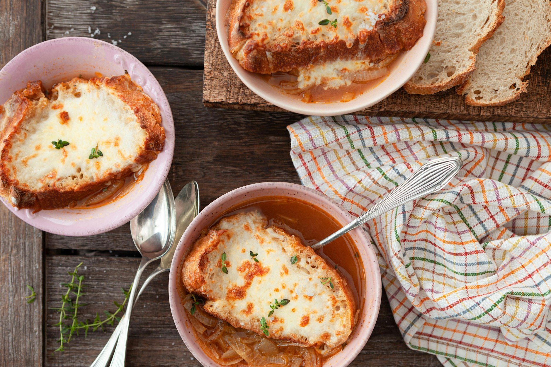 Diese leckere, mit Käse überbackene Zwiebelsuppe ist das perfekte Rezept für den Herbst.