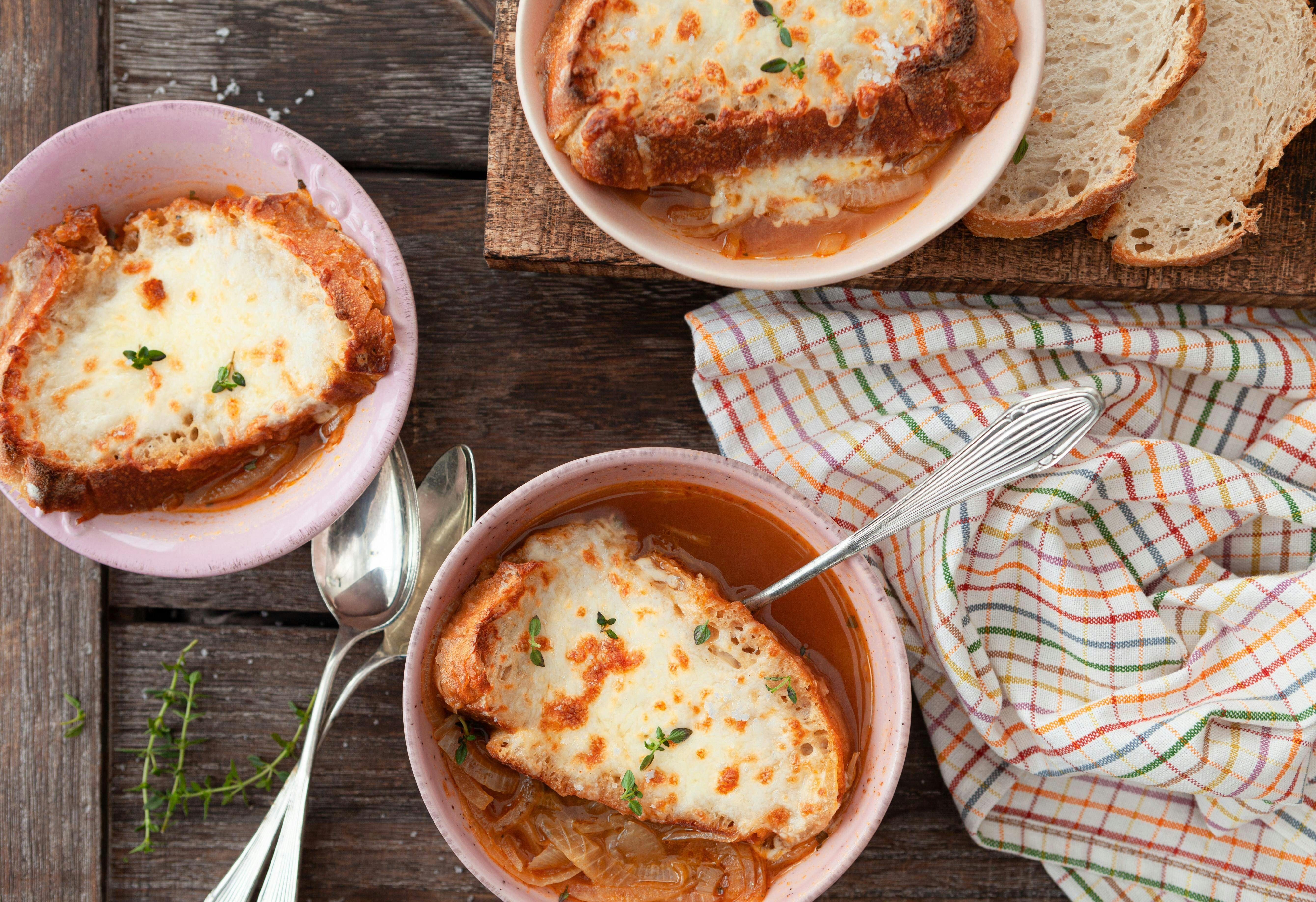 Lecker und würzig: Rezept für Zwiebelsuppe – mit Käse überbacken!