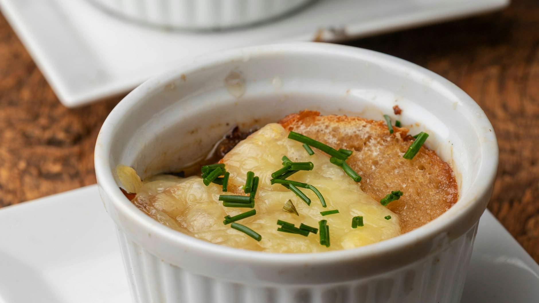 Die Zwiebelsuppe kann auch in kleinen Förmchen mit Käse überbacken werden – so wird das Rezept zur perfekten Vorspeise für den Abend mit Freunden.
