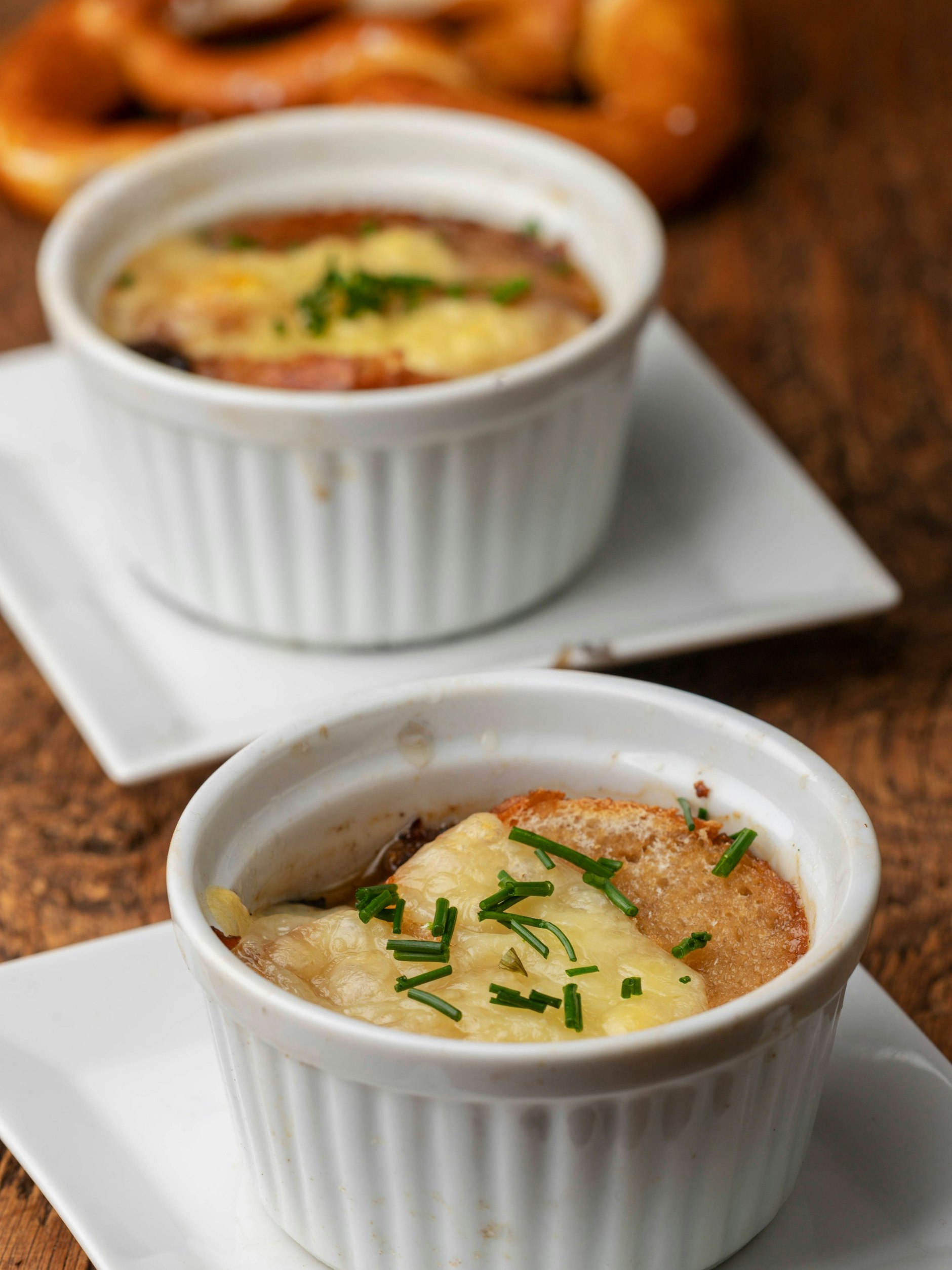 Die Zwiebelsuppe kann auch in kleinen Förmchen mit Käse überbacken werden - so wird das Rezept zur perfekten Vorspeise für den Abend mit Freunden.