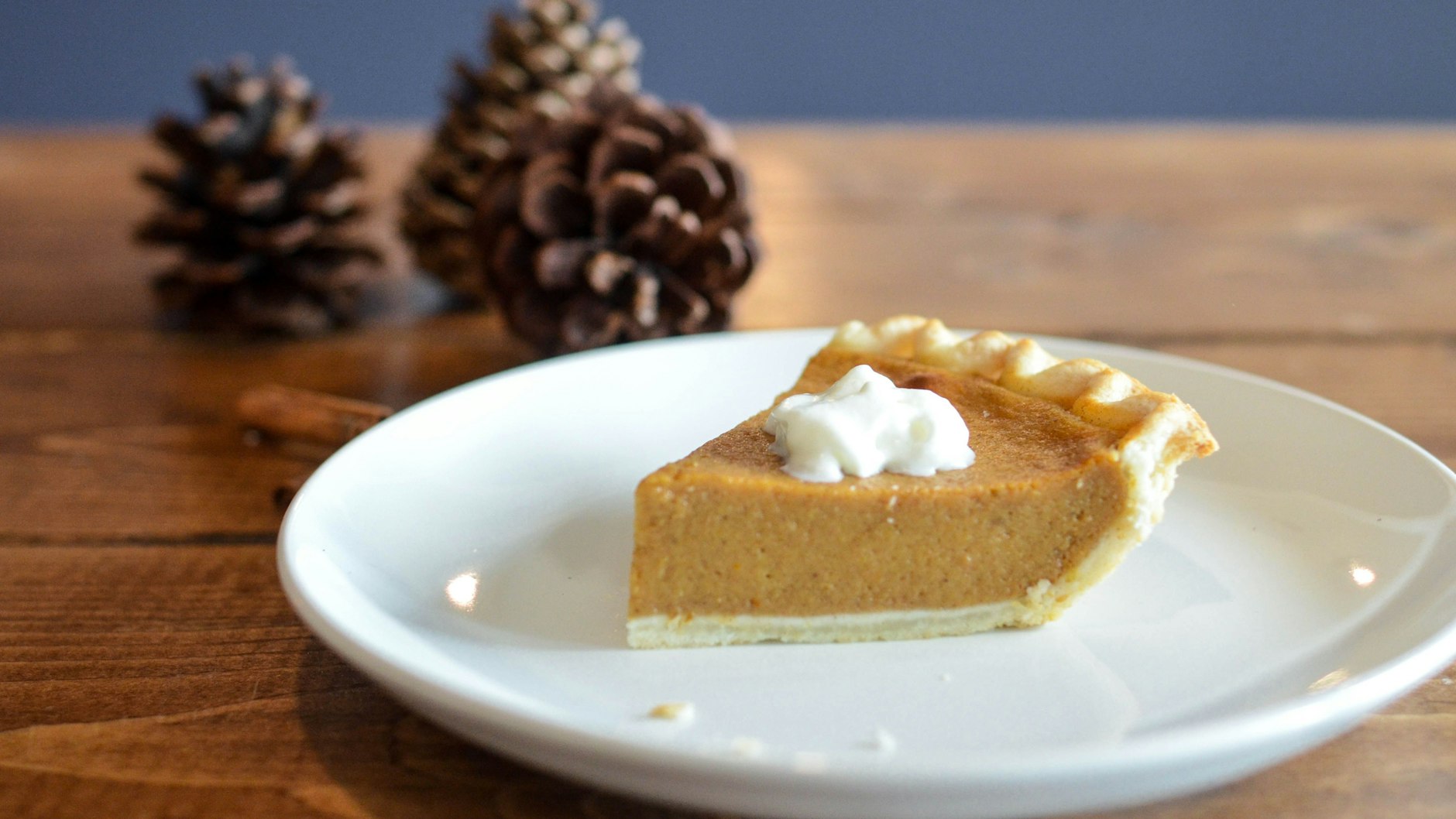 Klassischerweise gehört das Pumpkin Spice in den amerikanischen Pumpkin Pie, der zu Thanksgiving serviert wird.
