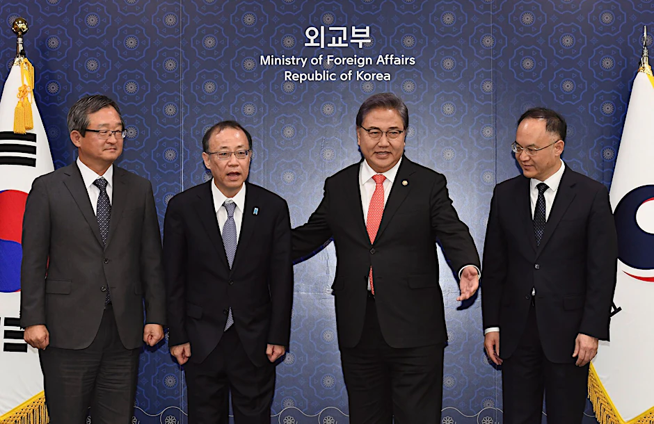 Der Außenminister von Südkorea (2.v.r), der stellvertretende Außenminister von Japan (2.v.l), sein chinesischer Amtskollegen (r) und Cder stellvertretender Außenminister von Südkorea: Ein ähnliches Treffen könnte wieder stattfinden.  pa