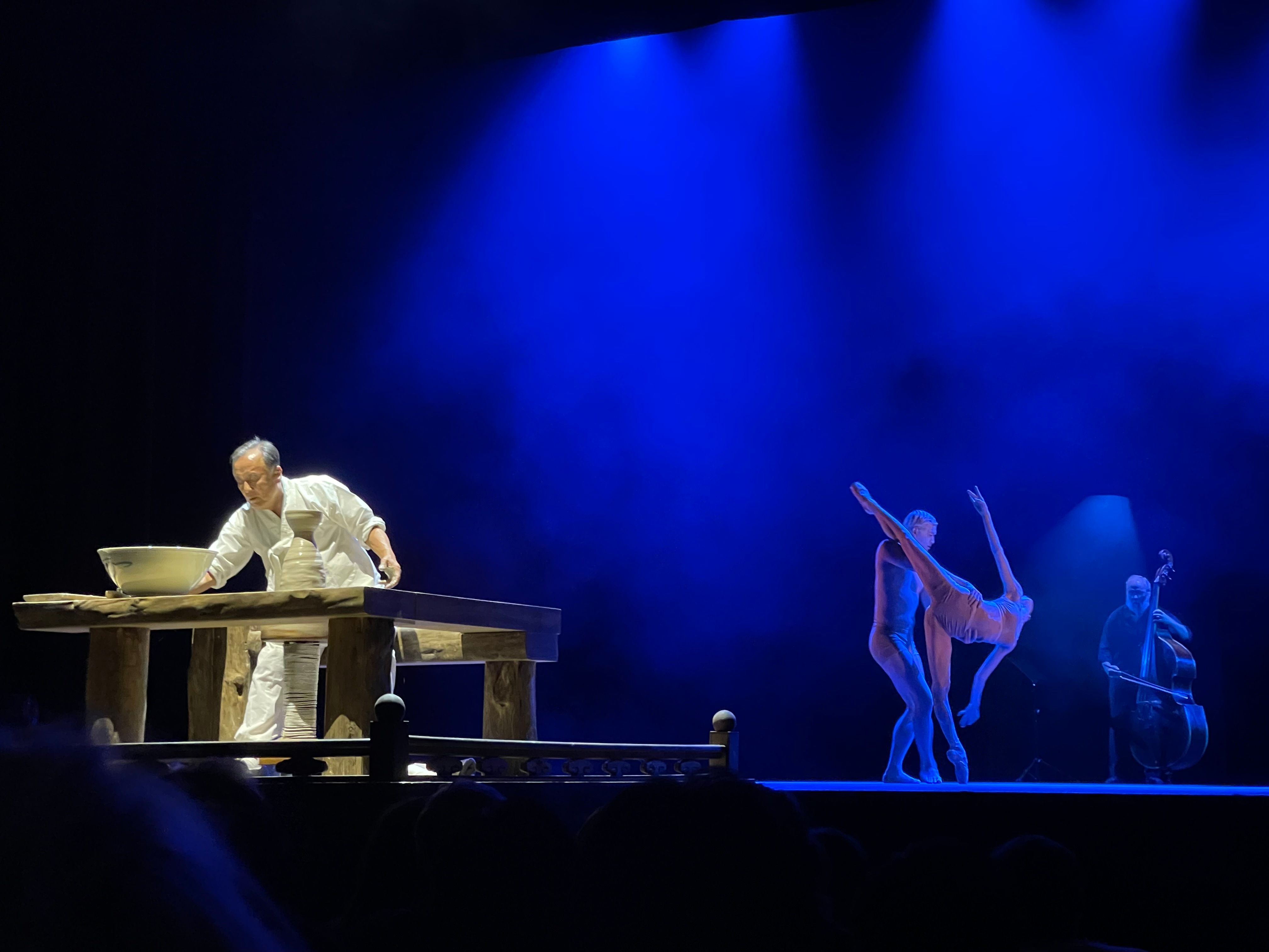 Image - Show im Admiralspalast: Koreaner töpfern Schüsseln auf der großen Bühne