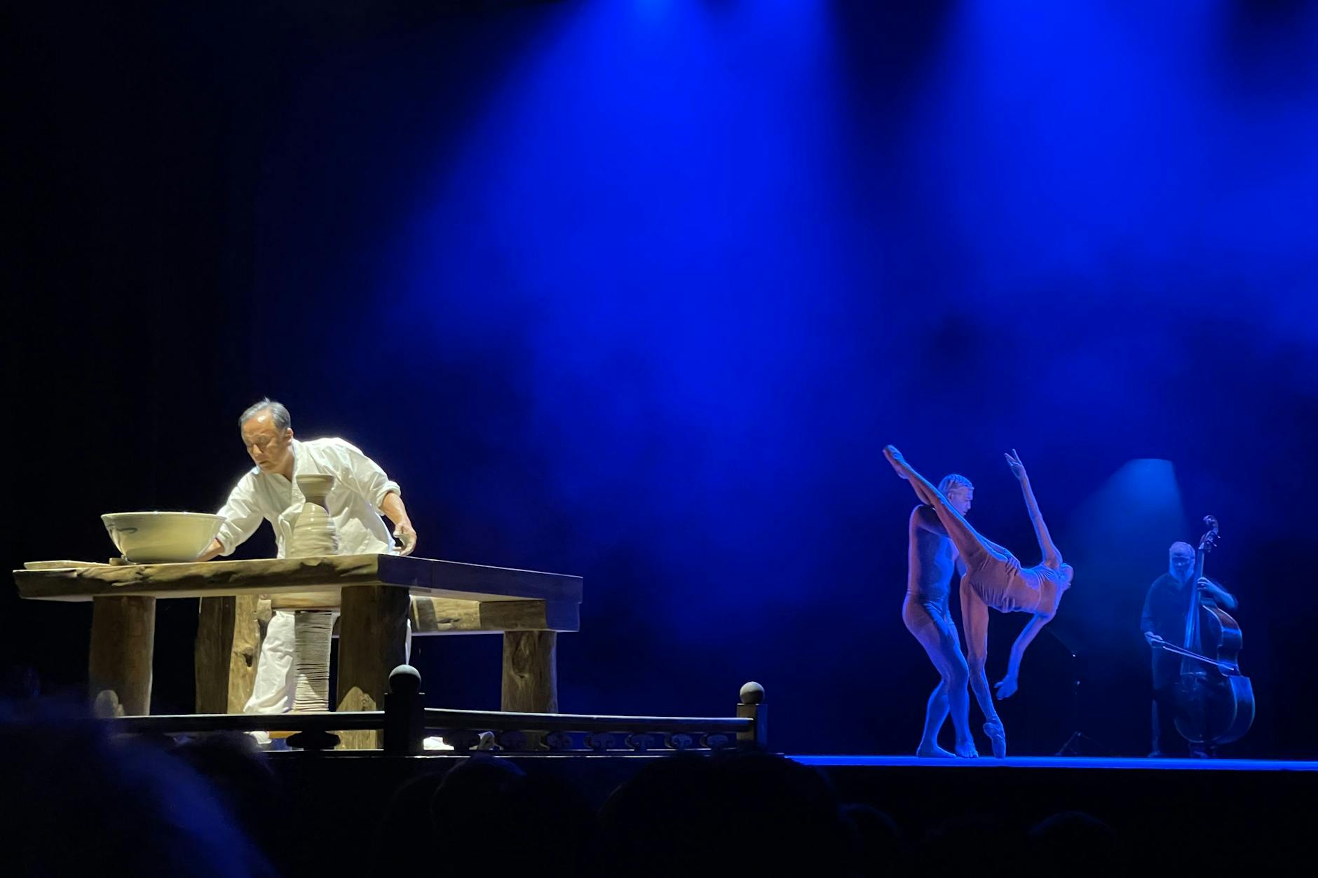 Töpfern im Admiralspalast, warum nicht auch mal Stollen backen oder Nussknacker schnitzen? 