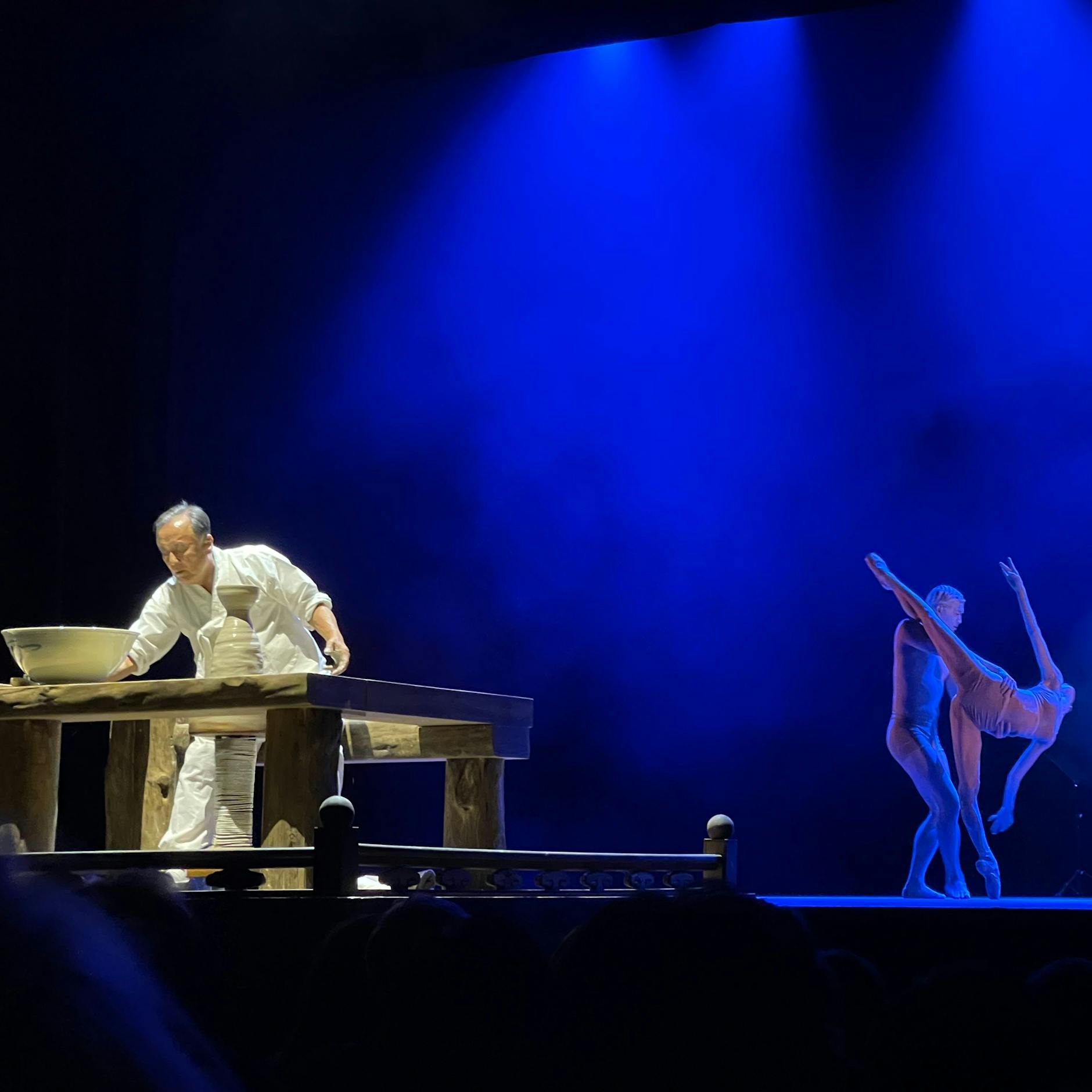 Image - Show im Admiralspalast: Koreaner töpfern Schüsseln auf der großen Bühne