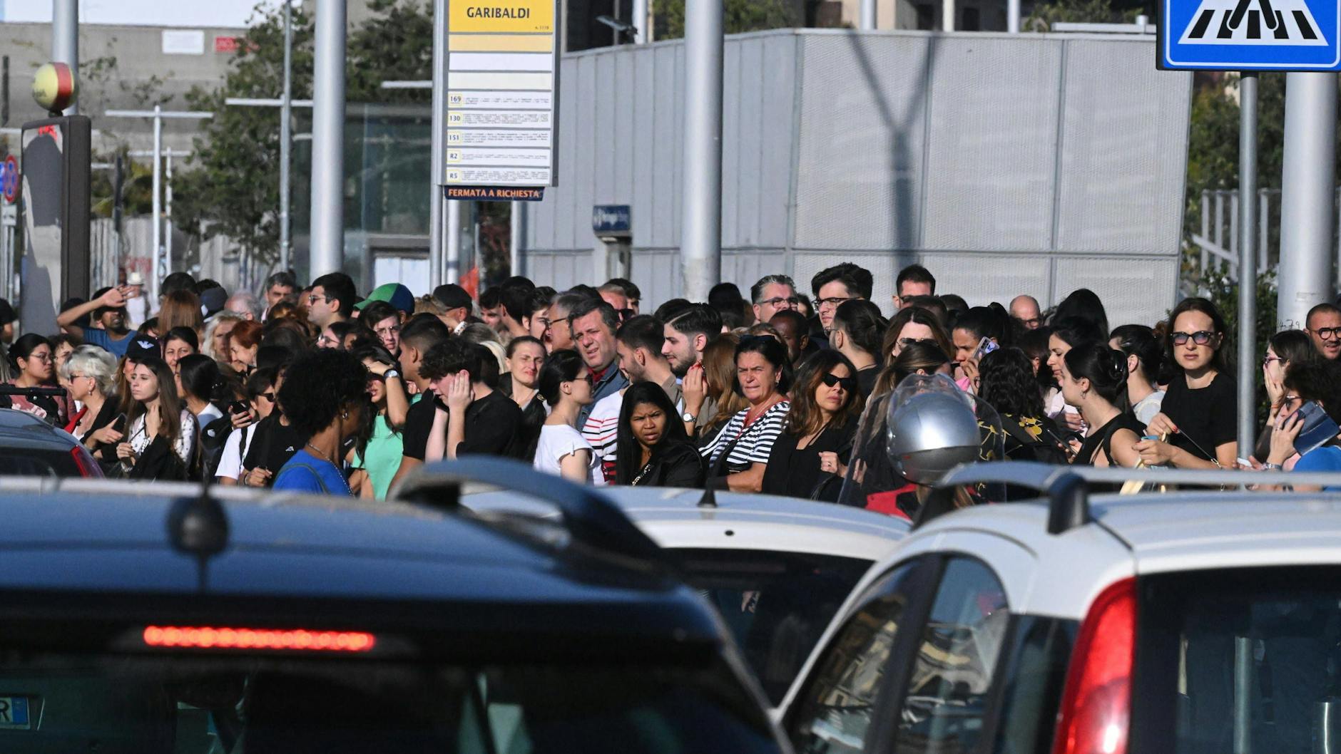 Menschen an einer Haltestelle. Der Zugverkehr nach und von Neapel war ausgesetzt.
