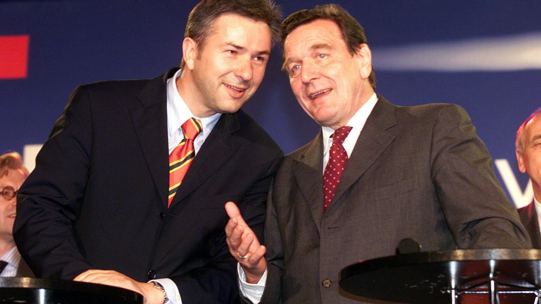 Berlins Ex-Bürgermeister Wowereit mit Ex-Kanzler Gerhard Schröder