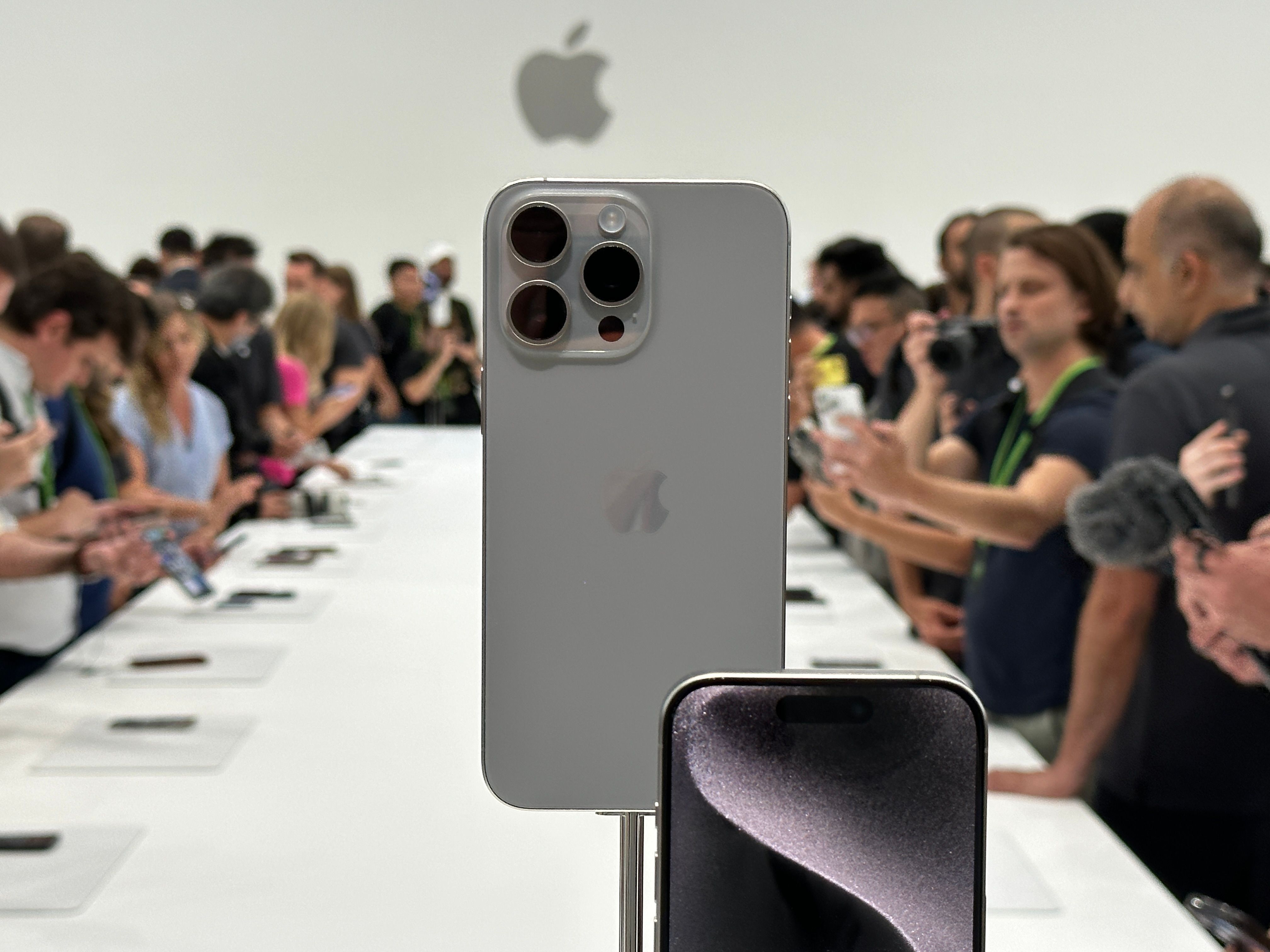 Image - Youtuber zerbricht Glas des Titan-iPhones 15 mit bloßen Händen