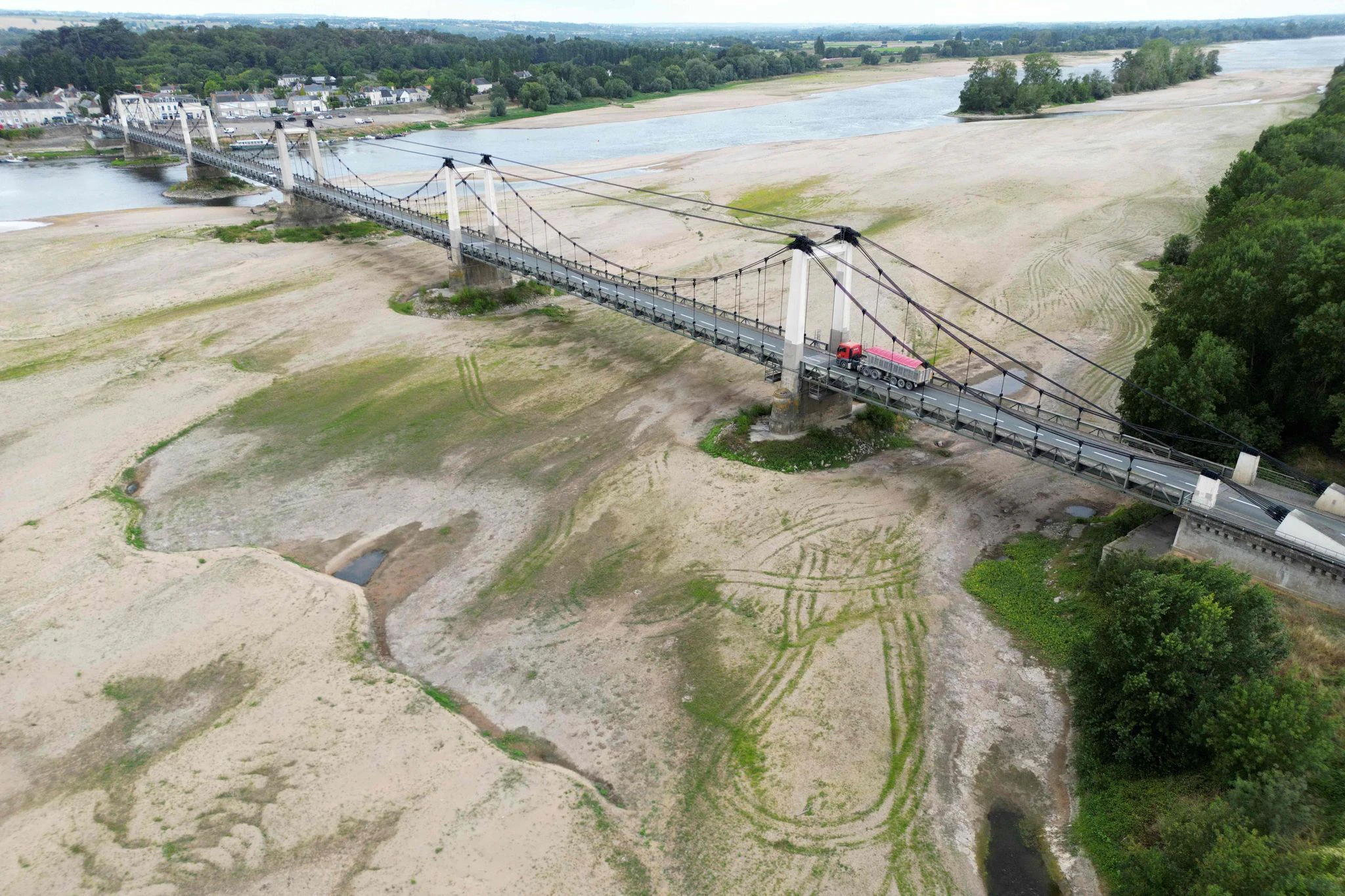 ARCHIV - Die Loire in Saint-Georges-sur-Loire, Westfrankreich: Im August war das Flussbett ausgetrocknet.  