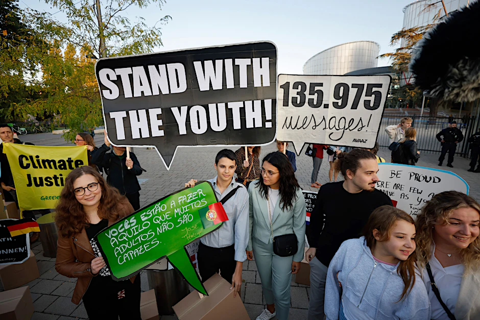 Andre Oliveira, Mitte links, Catarine Mota, Mitte rechts, und die Geschwister Martim, Mariana und Claudia Agostinho aus Portugal protestieren  vor dem Europäischen Gerichtshof für Menschenrechte.