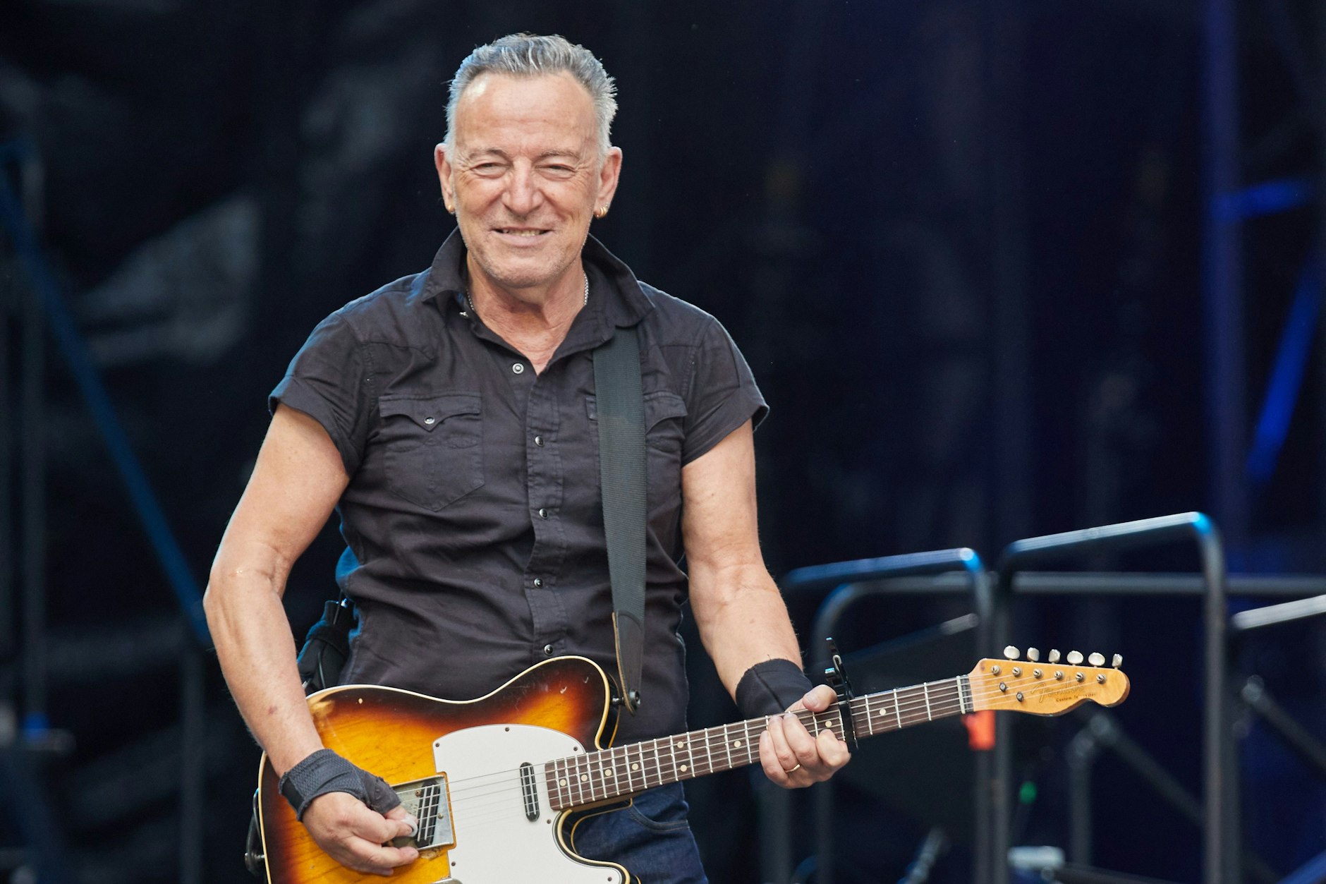 Tour verschoben: Der US-amerikanische Musiker Bruce Springsteen  auf der Bühne im Volksparkstadion.