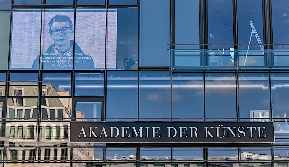 Auf der Fassade des Gebäudes der Akademie der Künste sind auf einem Monitor Statements zu lesen.  