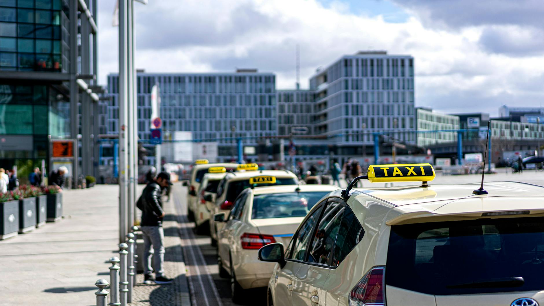 Künftig sollen Taxis ihre Fahrgäste in der Tiefgarage des Hauptbahnhofs absetzen.
