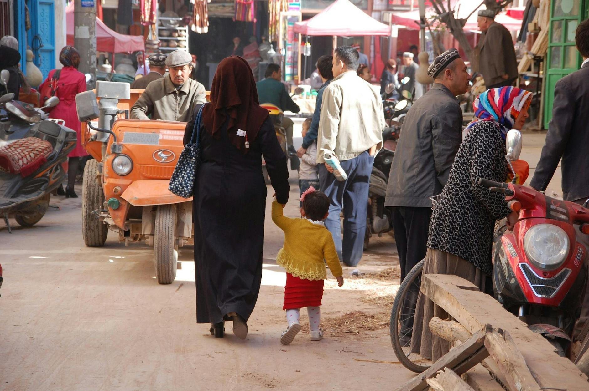 ARCHIV - Eine belebte Straße in der Stadt Kashgar im westchinesischen Xinjiang (Archivbild).