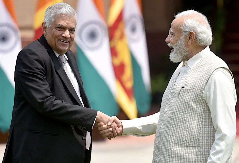 Sri Lankas Präsident Ranil Wickremesinghe mit Indiens Ministerpräsidenten Narendra Modi in Neu-Delhi