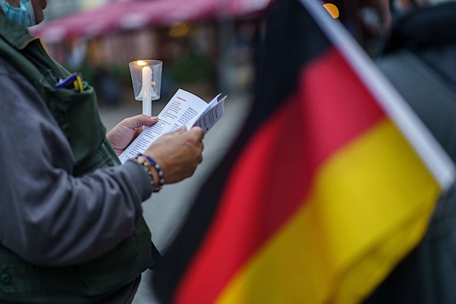 ARCHIV - Am Tag der Deutschen Einheit stehen abends Menschen auf dem Römerberg und singen.  