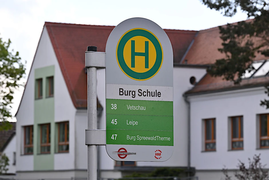 ARCHIV - Die Bus-Haltestelle «Burg Schule» steht vor einer Grund- und Oberschule im Spreewaldort Burg.  