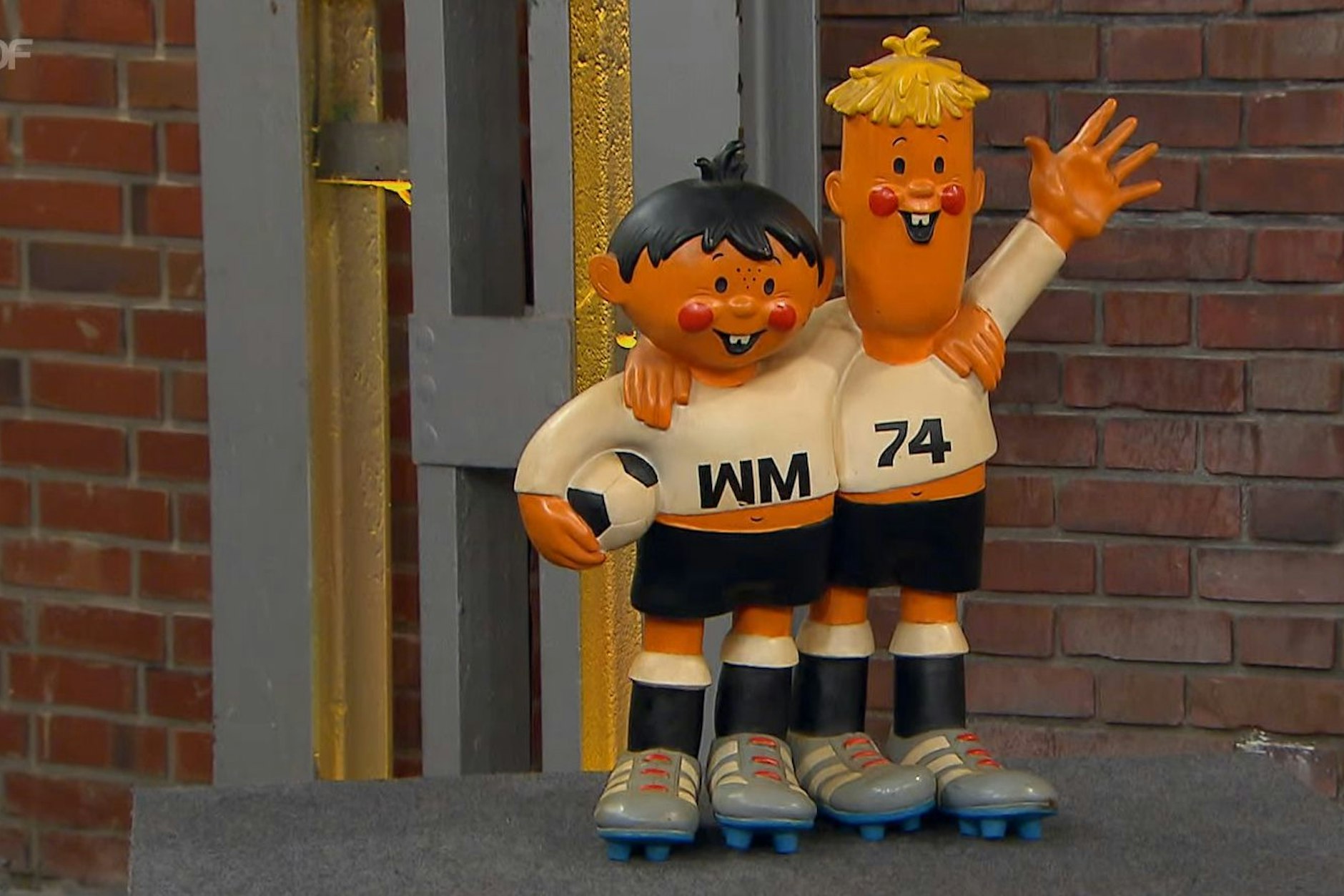 Tip und Tap laufen Arm in Arm in den „Bares für Rares“-Händlerraum ein.