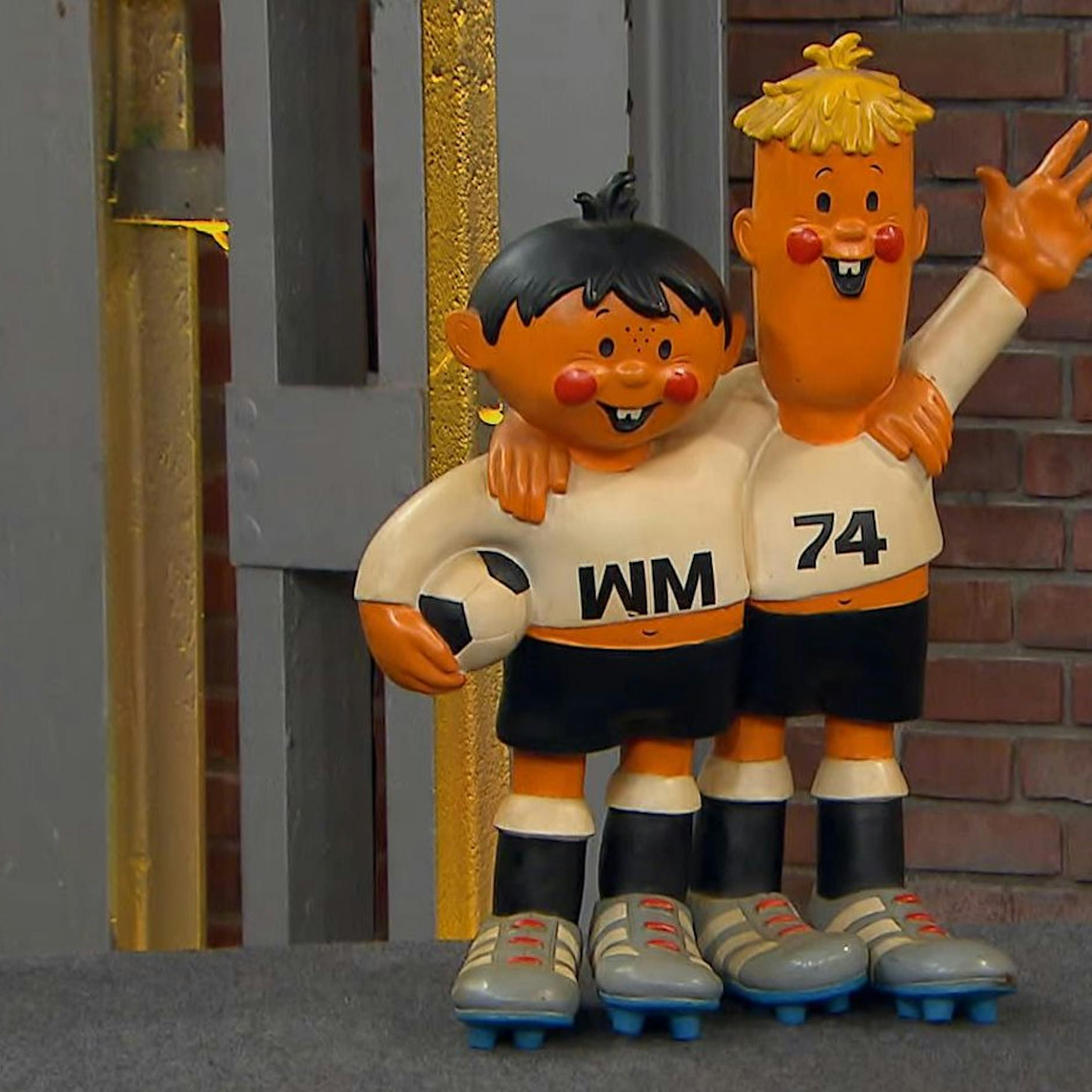 WM-Maskottchen aus goldenen Fußballzeiten stürmen „Bares für Rares“