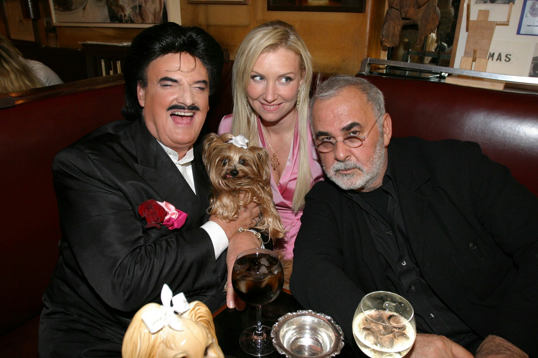 Hatten in der Paris Bar mächtig Spaß: Rudolph Moshammer (l.) mit Daisy, Udo Walz und Jette Joop 2004