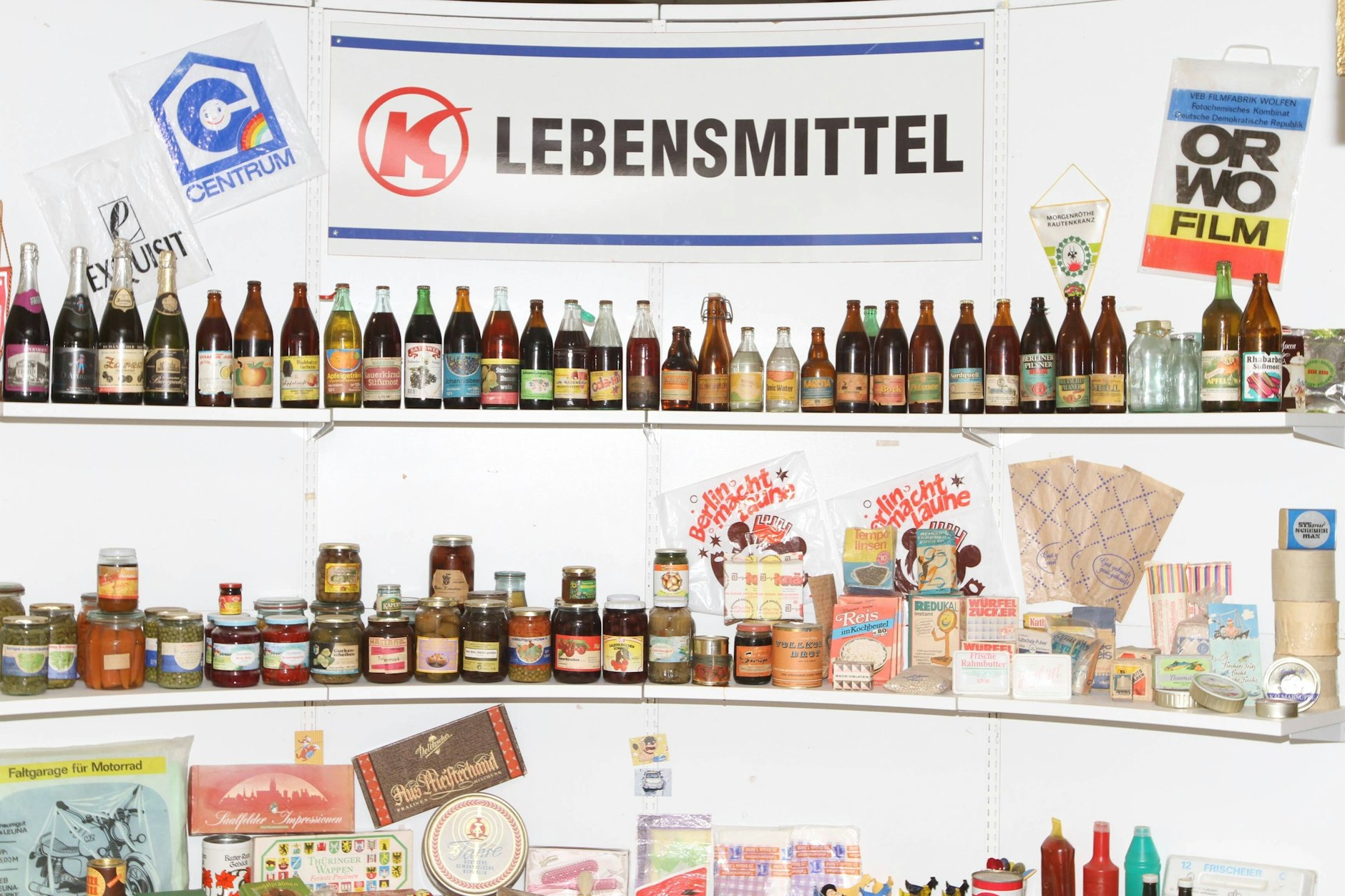 Blick in eine nachgebildete DDR-Konsum-Verkaufsstelle. Aufgenommen im DDR-Museum Tutow (Mecklenburg-Vorpommern).