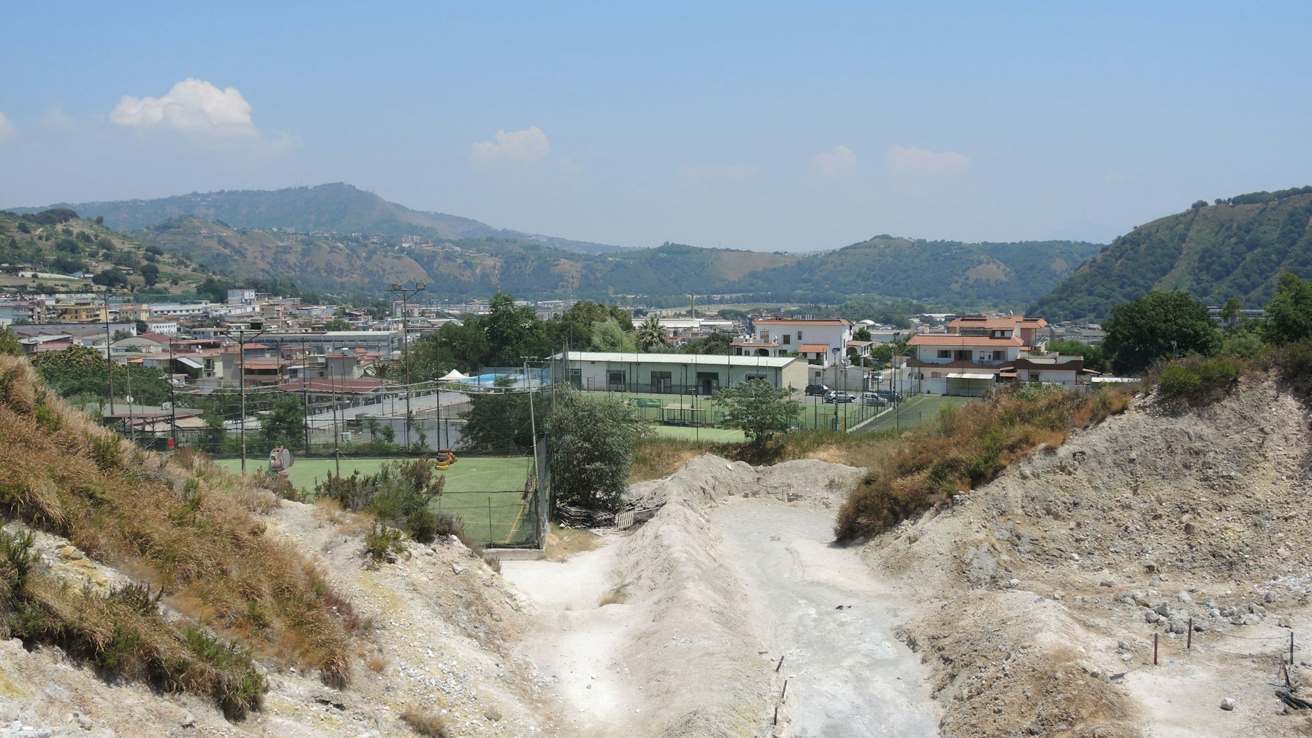 Auf dem Gebiet der Phlegräischen Felder in Pozzuoli westlich von Neapel ist ein grauer Tümpel zu sehen, der von dem Vulkan ausgeht. 