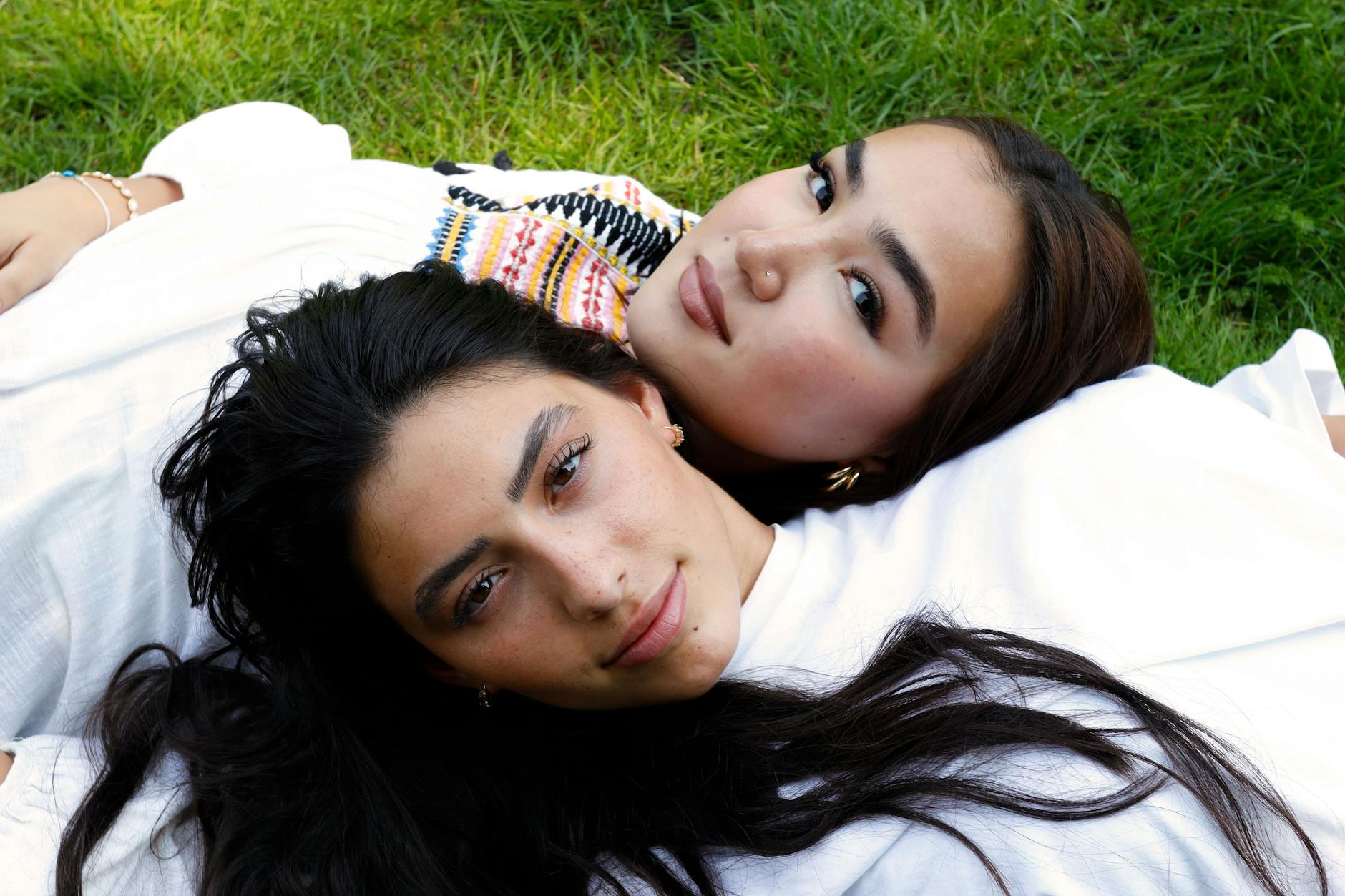 Die Freundinnen Mahdia (oben) und Medina im Kleistpark in Berlin-Schöneberg.