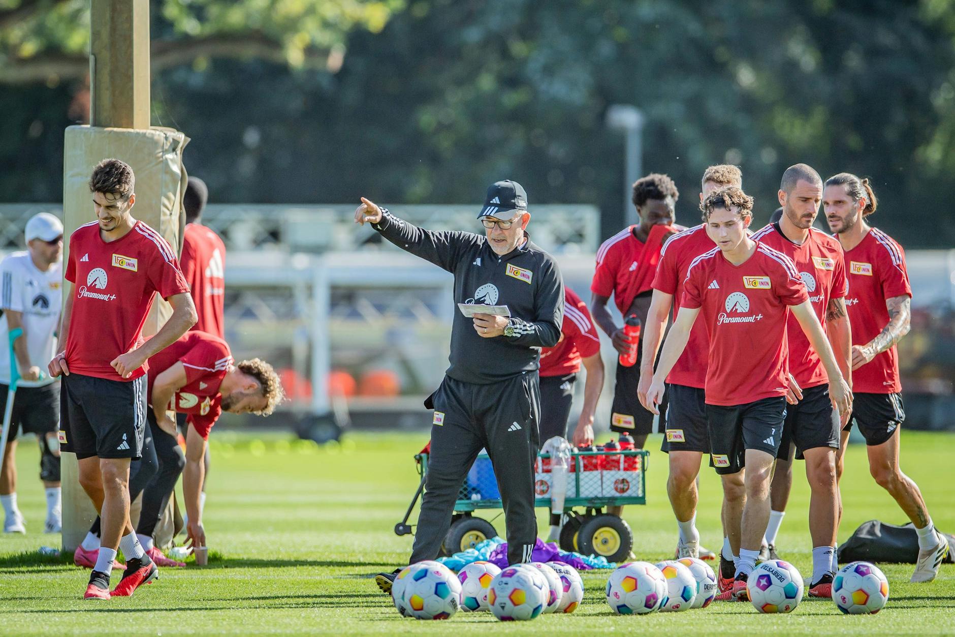 Auf seinem Zettel hat Urs Fischer den Trainingsplan, schickt als nächsten Brenden Aaronson auf den Übungsparcours.
