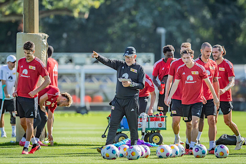 Auf seinem Zettel hat Urs Fischer den Trainingsplan, schickt als nächsten Brenden Aaronson auf den Übungsparcours.