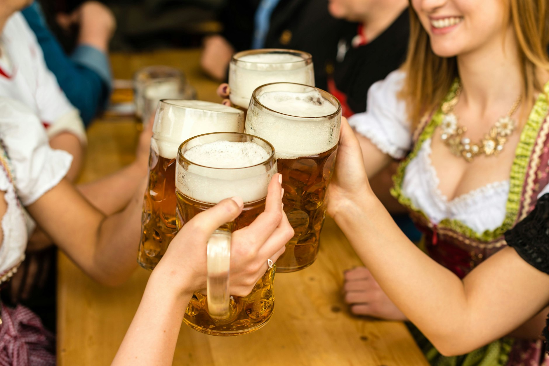 Erklingt das Lied „Ein Prosit der Gemütlichkeit“, wird im Festzelt der Bierkrug gehoben und angestoßen.