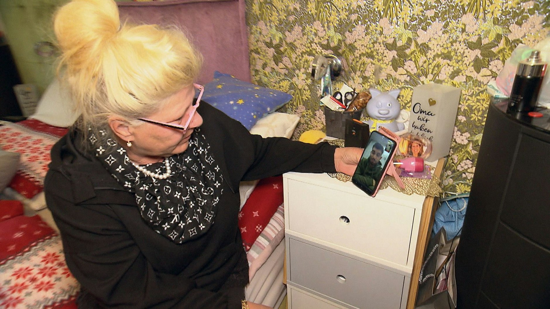 Servet bittet im Videocall um Silvias Segen.