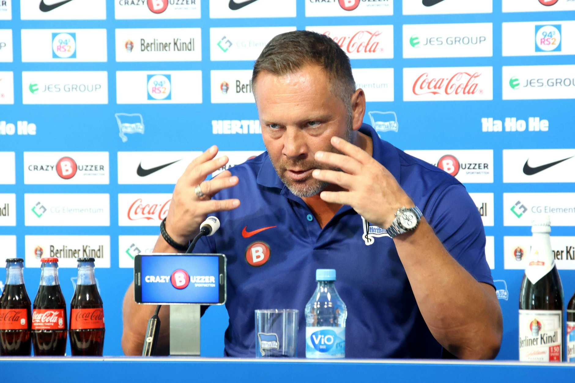 Hertha-Trainer Pal Dardai (47) greift vor dem Spiel gegen St. Pauli mal wieder in die Psycho-Trickkiste.