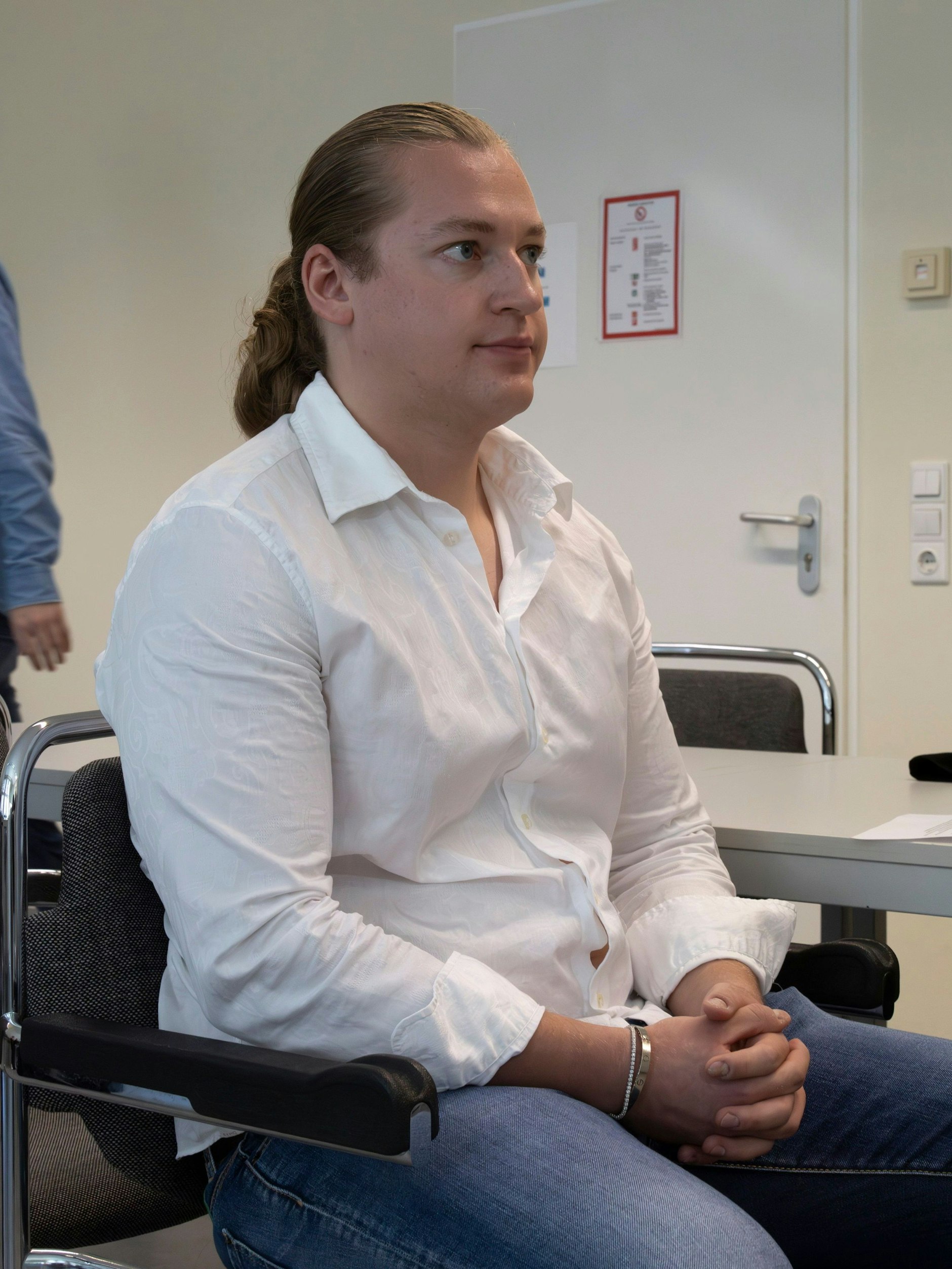 Der Angeklagte Ron Bielecki
sitzt im Amtsgericht Berlin-Tiergarten.