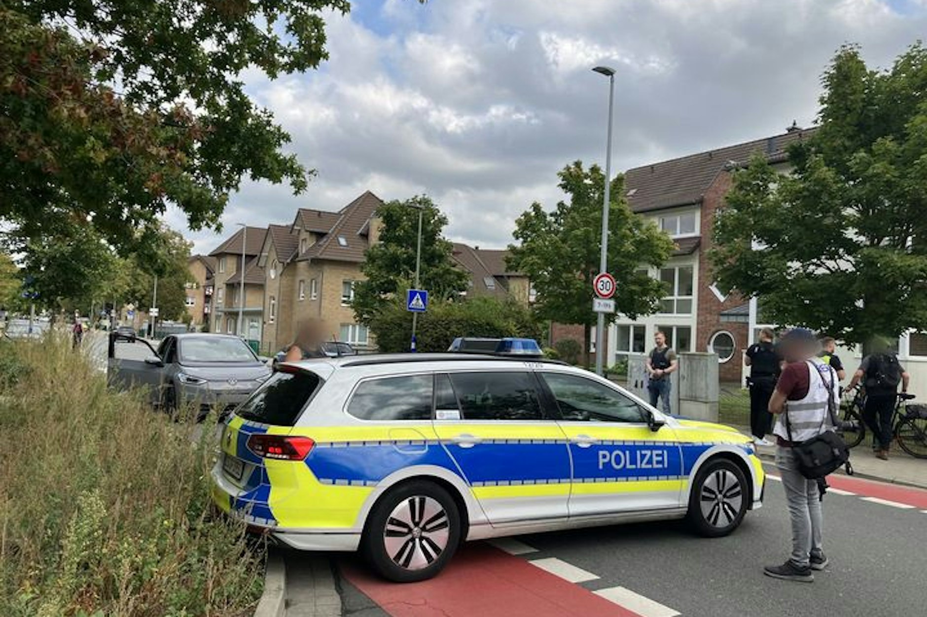 Einsatz beendet: Ein Polizeiwagen steht vor einer Schule in Osnabrück.