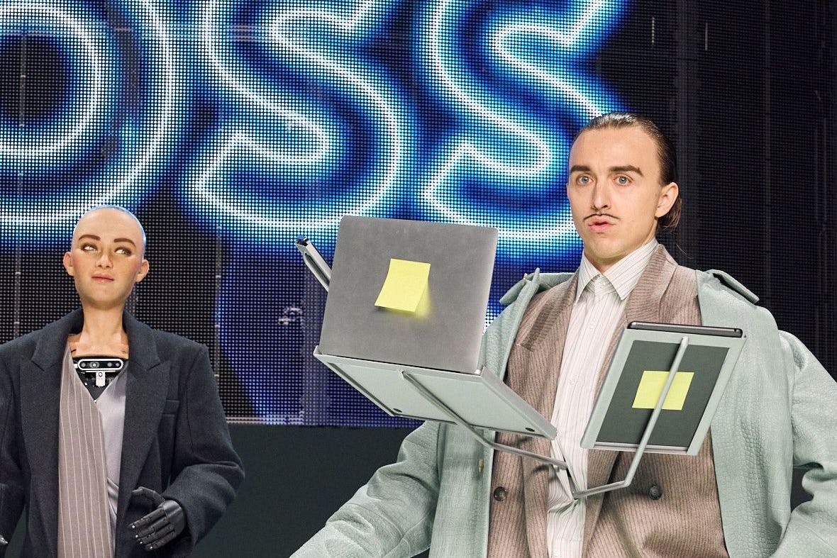 Tommy Cash als Multitasker bei der Boss-Show in Mailand. Mit seinen Überraschungsauftritten sorgt der estnische Künstler bei Modenschauen regelmäßig für Aufsehen. Thematisch greift er dabei Themen der jeweiligen Labels auf, wie hier <strong></strong>das futuristische Büro.